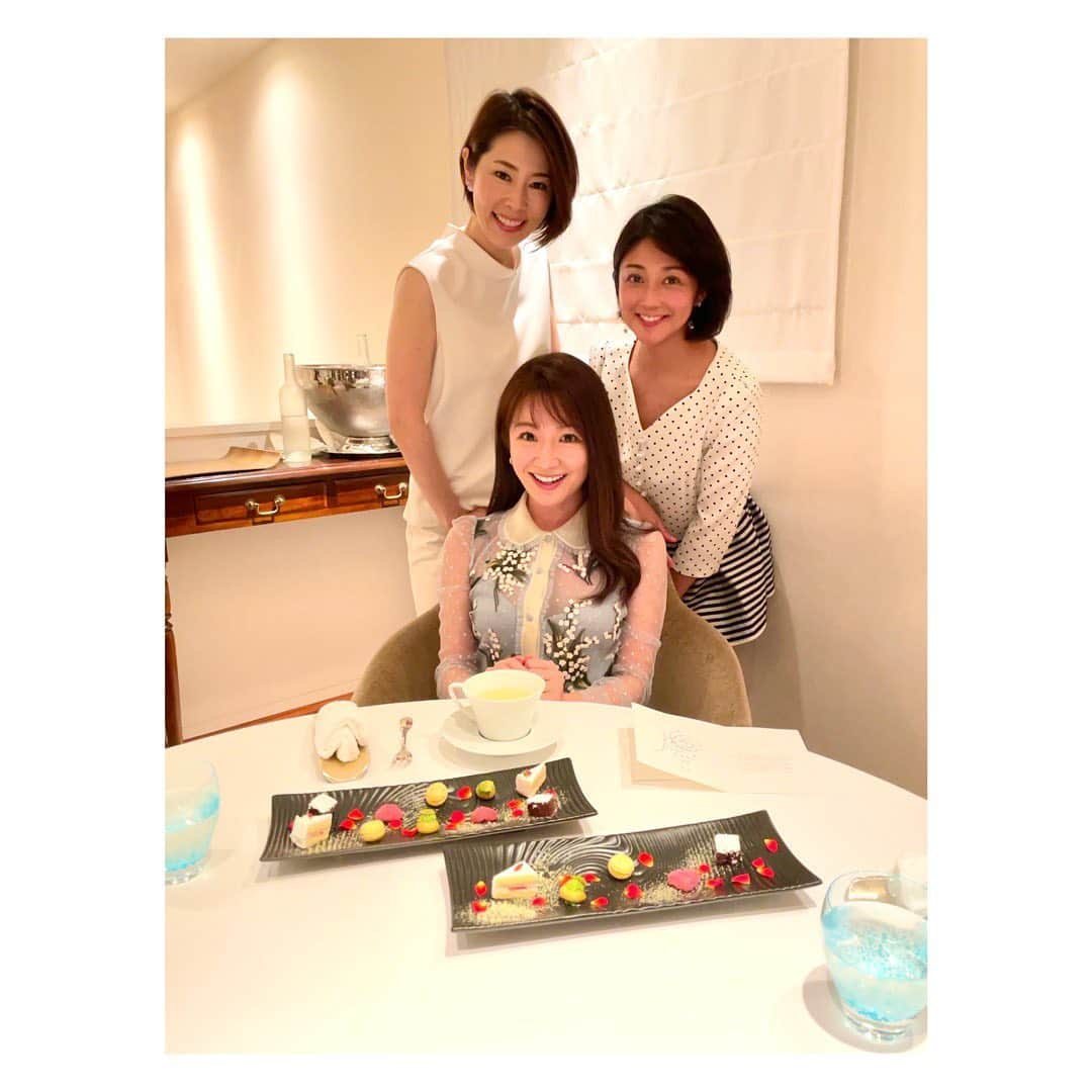 長野美郷さんのインスタグラム写真 - (長野美郷Instagram)「先日、恵さんとゆうこりんと！💓  こーんなに会わなかったのは初めてで、 キリンのように首を長くして待ってたんですが お喋りし始めたら 「あれ？先週も会ってたっけ？」っていうかんじで😂  なんだか 2021年の時間の感覚がおかしいです  この日も 30分くらいかと思ったら3時間経ってたって🤭 やっぱりおかしい。  #吉田恵 さん　#伊藤祐子 さん #楽しすぎてあっという間 ってやつですね #会えるって普通のことがたまらなく嬉しい 今日この頃！ #尊敬 するお2人です　#💓 #青だよ ←」11月23日 23時47分 - misato_nagano_1127