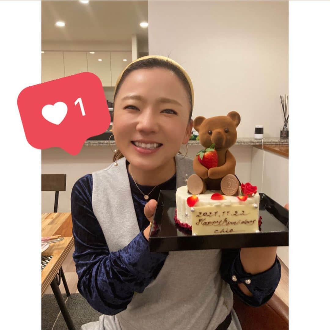 有村智恵さんのインスタグラム写真 - (有村智恵Instagram)「34歳になりました🥰 お祝いメッセージ下さった皆様、ありがとうございます❤️ これからも、皆さんから頂いている愛情をちゃんと返したり繋いだりしていけるような人生を送っていけるよう歩んでいきます！  #毎日お祝いしてもらってます #毎日たくさん食べてます #ひろえさんからはケーキとバルーンが届きました #QTに行く前に準備して託して行ってくれたようです #本当に愛情に溢れる人達に囲まれて幸せです #34歳の目標は #試合の時に忘れ物をしてマネージャーさんやトレーナーさんを慌てさせないこと #です」11月23日 23時58分 - chiearimura