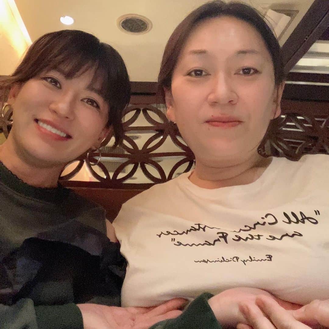 鈴木砂羽さんのインスタグラム写真 - (鈴木砂羽Instagram)「乳を持ち上げる。 どんな撮影なんじゃ🤣🤣🤣  火鍋はとっても美味しかったです🔥🔥🔥  #新宿 #火鍋 #小肥羊 #腹パン　⭐︎ #なんか真剣 #何度も撮る #乳の下のおもちが気になる #火鍋の写真がない」11月23日 23時59分 - bombon_sawa