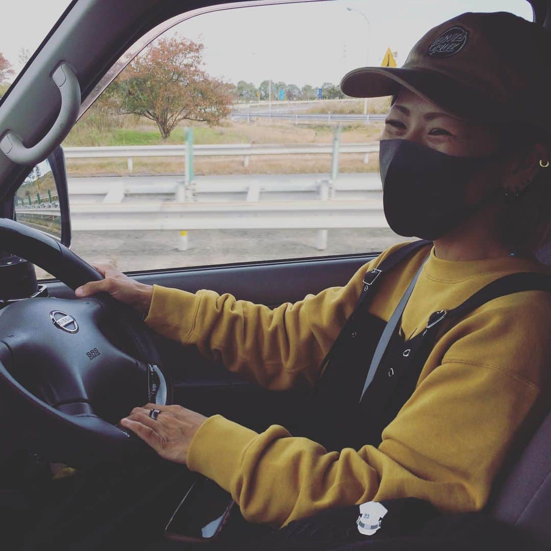 郡島陽子のインスタグラム：「11月の最初の方にイノセントエイジに帰った。 久々のリトリート。あの場所は時空が違う。 ほとんど何にもしてないけど、何にもしないをする目標は無事に達成できた。  気が向いた時に音を鳴らし、酒を飲み、犬を(ちょっと離れた所から)眺め、酒を飲み、ジェンガをしながら酒を飲み、星空を眺め、牛を見て、いつのまにか洋服にくっついた植物の種を運び、本を読み、酒を飲み。  ほとんどスマホをいじらなかった。 大好きなイノセントエイジ。 一生無くならないで欲しい。  一生、の、途中。たまには寄り道して生こう。一緒に生こう。  #イノセントエイジ #innocentage #リトリート #アルコール」