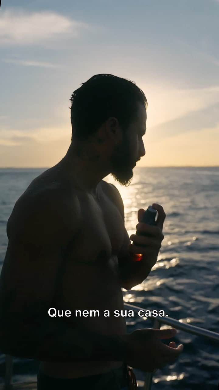 イタロ・フェレイラのインスタグラム：「O mar é meu lar, minha fortaleza! É na água salgada que eu me uno com a natureza e recarrego as baterias para encarar os desafios do dia a dia.  Kaiak Vital tem sido meu parceiro quando preciso me reconectar com o mar. Sua fragrância que renova meu fôlego que faz com que eu me sinta em um encontro reenergizante com o oceano. Kaiak Vital para mim é renovar minha energia.  Mas, mais que uma relação de conexão com os mares e oceanos, eu e Kaiak temos a preocupação de manter o nosso litoral cheio de vida e incentivamos e fazemos partes de iniciativas que buscam cuidar das praias brasileiras. Inclusive, parte do plástico utilizado nas embalagens de Kaiak Vital, é produzido a partir de plástico recolhido e reciclado do litoral brasileiro.  Preciso da sensação de refrescância do mar comigo, e é essa preocupação e importância que me fazem entender de sempre manter essa conexão entre a essência da vida com importância dos Oceanos.   Kaiak Vital faz meu lugar favorito me acompanhar por onde eu for.  @naturabroficial #naturakaiak #kaiakvital」