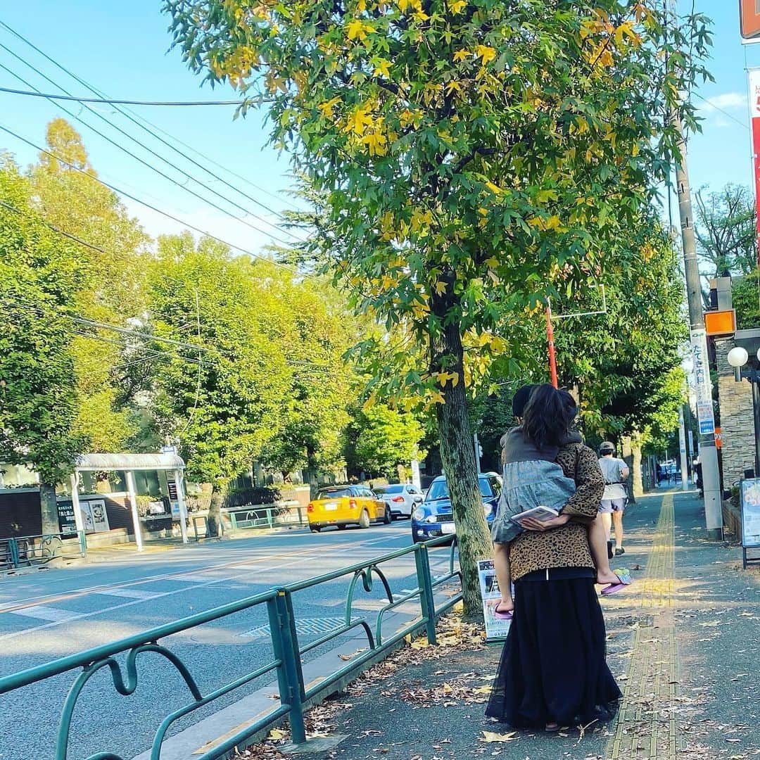 西山茉希さんのインスタグラム写真 - (西山茉希Instagram)「お腹いっぱいになったら、 お腹痛くなっちゃったんだって。  🌈🥴🌈  #5歳の欲と代償 #がんばれ #🏁」11月23日 16時15分 - maki.nshiyama50