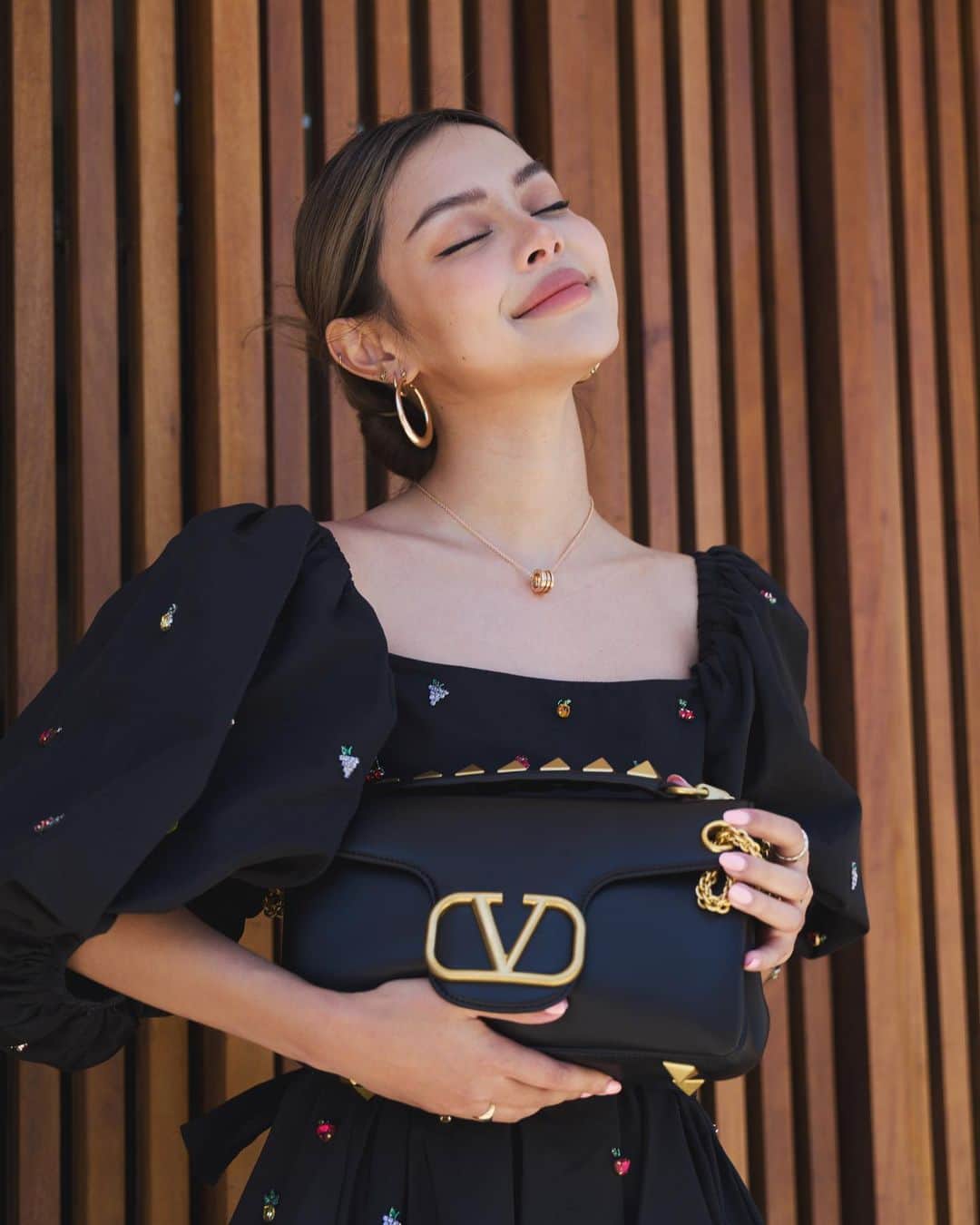 リリーマイマックのインスタグラム：「The resort collection is here! ☀️ @maisonvalentino #ValentinoLeProgres #StudSign #ValentinoGaravani #gifted」