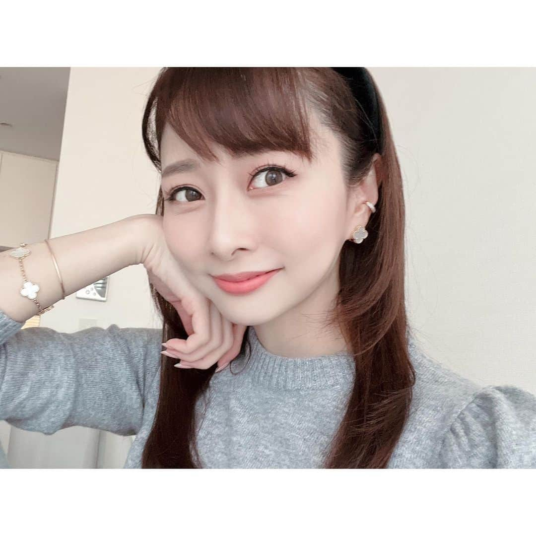 石井美保さんのインスタグラム写真 - (石井美保Instagram)「眉毛のアートメイク後の薄皮が1枚剥けて、いい感じに色が落ち着きました。アートメイクしたては数日間少しだけ濃いのです(昔みたいに黒々はしないのでその心配は無し)。明るめの茶色で入れてもらいましたが、色もばっちり。 これ、ほんのちょっと書き足して太くしてるだけです。朝、眉毛の形に迷わなくていいので本当に楽ちんです。 以前は韓国の出張の際にあちらで上手な方を紹介してもらってアートメイクを入れていましたが、もうその必要もなくなった。今までで一番理想的な形になって大満足です。 @mural_kiyokohosoda さんありがとう！ 昔と違って今のアートメイクは1、2年で薄くなるので、老化とともに変化していく皮膚のたるみと相談しながら形を微妙に変えつつメンテナンスしていきます。」11月23日 16時24分 - miho_ishii