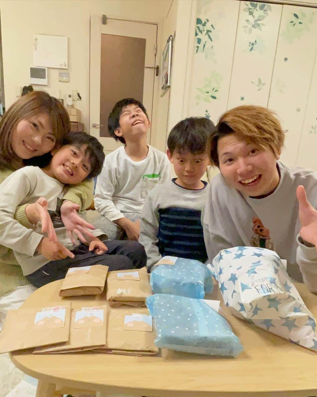 ブラザー4チャンネルのインスタグラム：「視聴者さんからのプレゼントありがとうございます😊♡ ⁡ みんなとても嬉しそうです✨ いつも皆さんのコメントなどでも、たくさん元気をもらってます！ 2021年ももう少し‼️ brother4ファミリーみんなで頑張りまーす✨ ⁡ #brother4 #YouTuber #プレゼント #ありがとうございます  #2021」