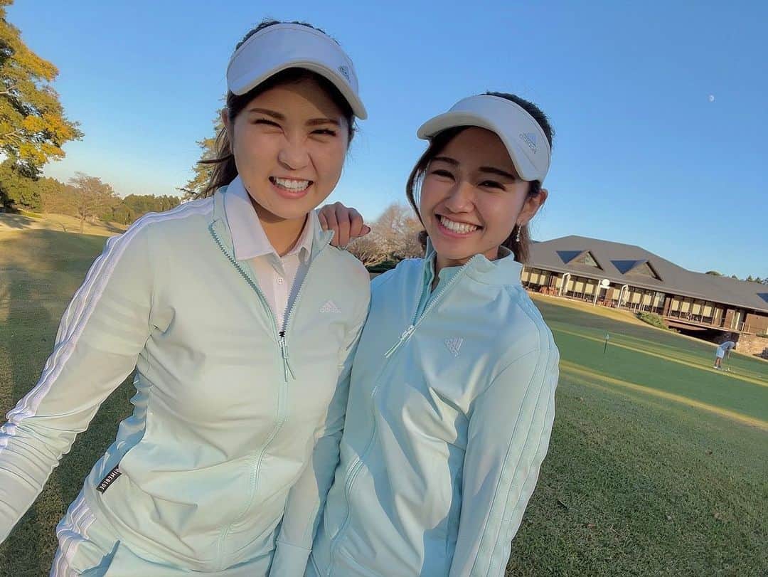 まいまいさんのインスタグラム写真 - (まいまいInstagram)「adidasコーデ♡ 二人ともサンバイザーからスカートまで @adidasgolf 👯‍♀️💕 人生で初めて女の子とこんなにお揃いにした(笑) 髪型も同じだから、後ろ姿ほぼ同じ😂  綺麗なカラーのセットアップでめっちゃ可愛いよ🌿💕 . #まいごるふ#ゴルフ#ゴルフ女子#ゴルフスイング#ゴルフウェア#ゴルフコーデ#アディダスゴルフ #ずっとゴルフ#maigolf#golf#giftedwithadidas #golfswing#golfwear#골프#골프스윙#골프중독#골프웨어」11月23日 17時22分 - ___maigolf___