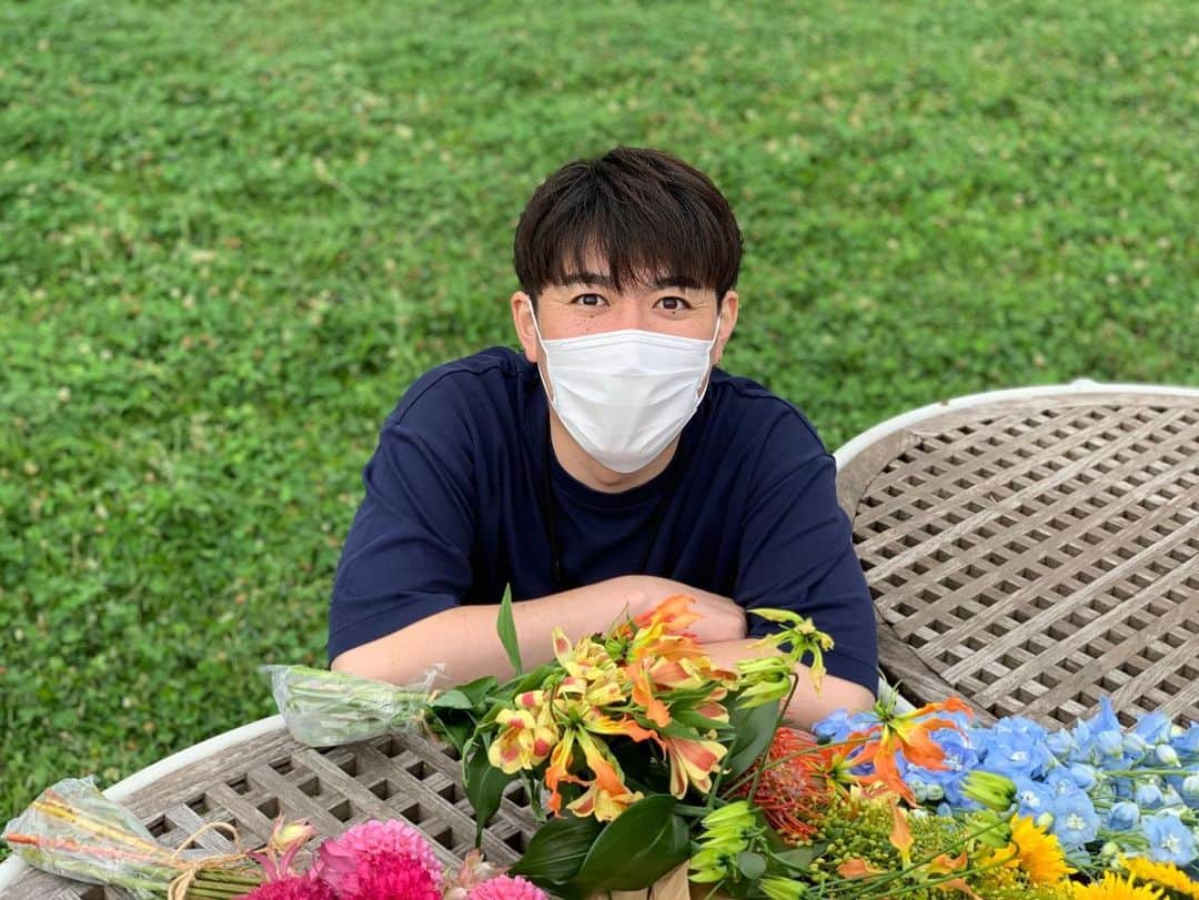 テレビ朝日アナウンサー公式さんのインスタグラム写真 - (テレビ朝日アナウンサー公式Instagram)「* 今日はちょっと カレンダーにまつわる僕の話。 どうも、寺川です。  改めて言う話でも無いような気もしますが カレンダー作りチームに、 今年から加入してました。はい。 その中で感じたことを以下に記します。 宜しくどうぞ。  …いやぁ、てらかわ無力無力。（何その入り方） 周りのメンバーの頑張りの傍観者になってしまったんですね。僕は。  カレンダー班のみなさんの企画力、実行力に驚き 毎年当たり前のように発売していたこのカレンダーが いかに当たり前じゃない苦労の末に生まれていたのかを 痛感する会議の数々。 何度も何度も繰り返しても それでもなかなか決められない写真選びの熟考度。 そういったものをたくさん目の当たりにしました。  どうやったら多くの人に使ってもらえるか どうやったら多くの人に面白がってもらえるか どうやったら自分達の思いを込められるか。  もちろん収益が大事。 でも何かを仕掛けていく挑戦心と 作品に対しての愛と誇りもとっても大事。 そんな思いがぶつかり、時に白熱しすぎてしまう会議。 「ものづくりってこうあるべきなんだろうな」 と朧げに感じながらチームの動きを見ていました。 そう僕は傍観者に成り下がり ただただ感心して見ている他にやれることがありませんでした。  写真は出来上がった卓上カレンダーと なんだか控えめに立ち会ってしまったその撮影日の僕。  色んな意味や思い、悩みが詰まって出来上がったカレンダーです。  ぜひみなさんお買い求め頂ければ嬉しいです。 チームのみなさんのこだわりがたくさん詰め込まれています。  2枚目の控えめな感じの寺川はなんでこの画像かというと いやぁ、もうちょっと役立たないといけなかったな…と 今反省しておるところでありまして、 こんな写真を貼りました。 はい、贖罪の自晒し。 え？どゆこと？  カレンダー班のみなさん、 色々ありがとうございました。 来年メンバーに残らせてもらえてるかわかりませんが 残った暁には もうちょっと頑張ります。  #アナカレ2022  #こだわり#卓上#壁掛け#カレンダー#テレビ朝日#アナウンサー#アナカレ#敬意と贖罪」11月23日 17時40分 - tvasahi_announcers