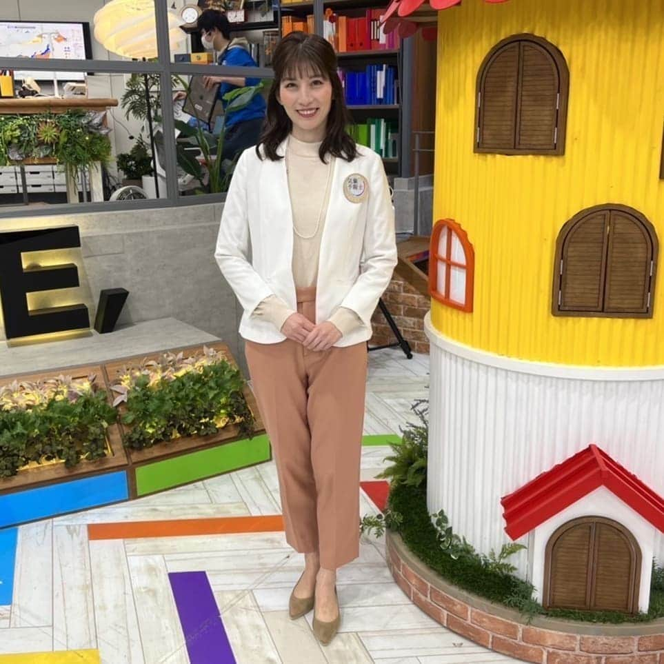 千種ゆり子さんのインスタグラム写真 - (千種ゆり子Instagram)「今夜からあす朝は、東北でも初雪が観測されるかもしれません。北海道は平地でも積雪する所がありそうです。いよいよですね⛄ . 明日もよろしくお願いします！臨時出演があるかもしれないので、天気の時間じゃない時も見ててください😌 . ●11/23（火）の衣装✨ . Te chichiさま（トップス） #techichi #テチチ . Fuerteさま（パンツ） #フェルテ #シュエット」11月23日 18時04分 - chikusa_yuriko