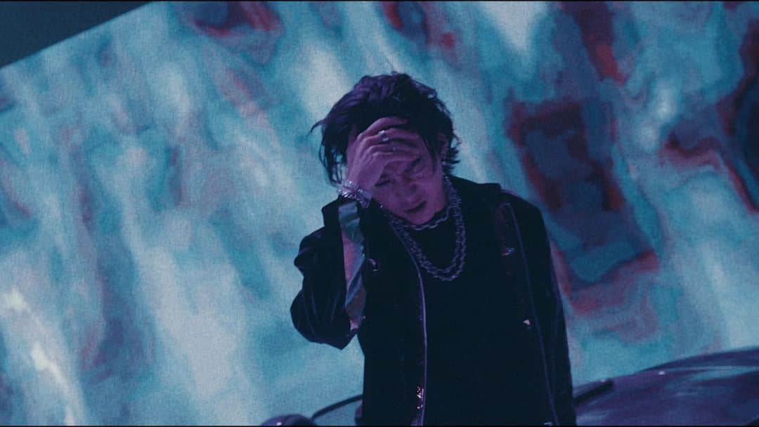 バン・ヨングクのインスタグラム：「‘RACE’ is OUT NOW🏁」