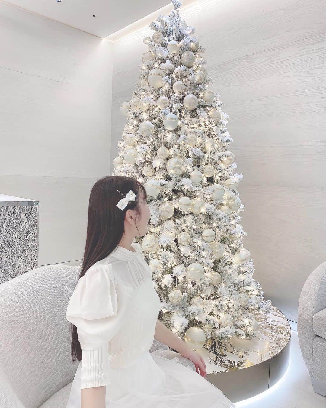 月森世菜さんのインスタグラム写真 - (月森世菜Instagram)「♡cafe dior by laduree♡  今年初のクリスマスツリーは Diorの白のツリーが見れて 幸せでした🤍🫖  ラテアートとデザートを 注文したので また別投稿でのせます🪞🕊  予約必須です🤍  ┈┈┈┈┈┈┈┈┈┈┈┈┈┈┈┈┈┈┈ せいなです♡ 白系統の女子力アップのことに ついて投稿しているので フォローして頂けると嬉しいです🥛  @seina.tsukimori   白系統のお写真に タグ付けして下さると見に行きます♡  ファンネーム・マーク → せいらー・🤍🕊  ┈┈┈┈┈┈┈┈┈┈┈┈┈┈┈┈┈┈┈  #diorカフェ #dior #ディオール #オールホワイト #クリスマスツリー #クリスマスリース #ホワイトツリー #snidel #スナイデル #冬コーデ #ディオールカフェ　#diorcafe  #ginzasix #フレンチガーリー #銀座シックス #おパリ女子  #銀座カフェ  #東京カフェ  #ブランドカフェ #カフェ巡り #リボンアレンジ #リボンヘア　#ホワイトコーデ  #アフタヌーンティー  #ラデュレ銀座 #ラデュレ #ラデュレカフェ #laduree #ガールズプレス @girls_press」11月23日 18時11分 - seina.tsukimori