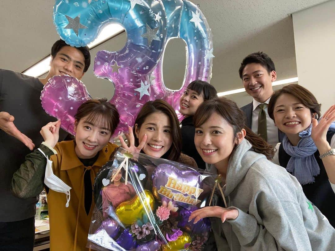 西山喜久恵さんのインスタグラム写真 - (西山喜久恵Instagram)「🎂 優美ちゃん、誕生日おめでとう🎉🎉🎉 永島アナと誕生日の記念撮影📸をしようと声をかけたら、生放送終わりのみんながすぐに集まってくれました。 コロナウィルスの感染者も激減し、アナウンス室のメンバーにアナウンス室で会う機会が増えてきました。(感染拡大の時は、なるべく接触しないように注意) 直接こうやってお祝い出来る日常は、本当に幸せです。  素敵な30代を過ごして下さい。  #永島優美 #30歳おめでとう㊗️ #三上真奈 #久慈暁子  #杉原千尋  #堀池亮介  #山本賢太 #放送終わりで #集まれ‼️ #アナウンス室にて #撮影の時だけマスクを外しています  #当たり前の幸せに感謝 #久しぶりの集合写真 #皆んな嬉しそう #このまま感染が落ち着きますように」11月23日 18時18分 - kikue_nishiyama