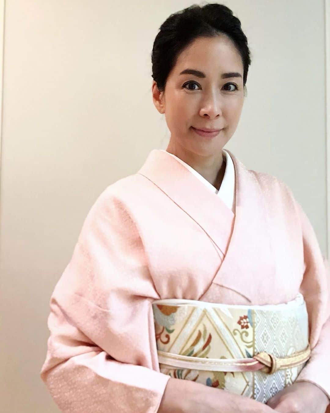 内田恭子さんのインスタグラム写真 - (内田恭子Instagram)「なんだか。何をやっているのかよく分からないまま、毎日クルクル動き回っていて、しかも家族から風邪をうつされダウン気味でしたが。  久しぶりにお着物を着たら、気持ちまでしゃきん。着物パワーはすごい。  そして脱いだら、きっとまたへにゃへにゃになるのだろう。  #着物 #kimono #lovekimono #着物パワー #着物が好き #内田恭子 #kyokouchida」11月23日 18時20分 - kyoko.uchida.official