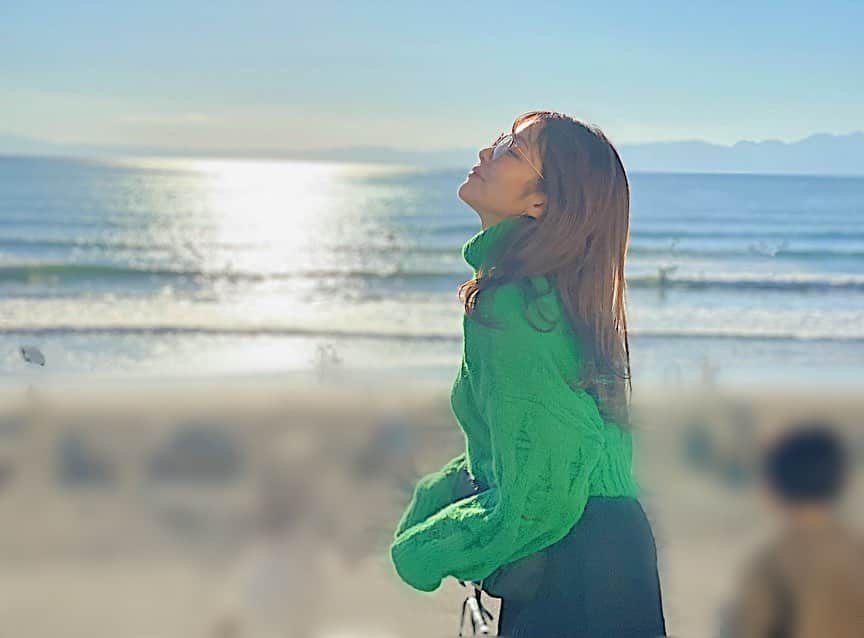 のインスタグラム：「いつだかの海沿いです。🌅  #ポートレート #休日」