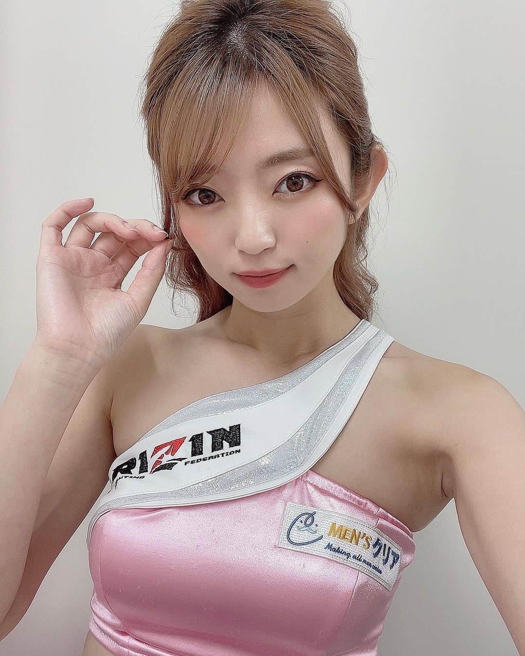宮越愛恵のインスタグラム：「RIZINのときはヘアメイクさんが ヘアセットしてくれます☺️ 沖縄ではふわふわハーフアップで お願いして可愛くてしてもらいました！♡ いつもありがとうございます😊🙏♡  . . . .   #RIZIN  #RIZINガール  #RIZIN32 #RIZINガール2021  #沖縄  #沖縄アリーナ  #ヘアセット  #ヘアメイク #ヘアアレンジ #ピンクヘアー」