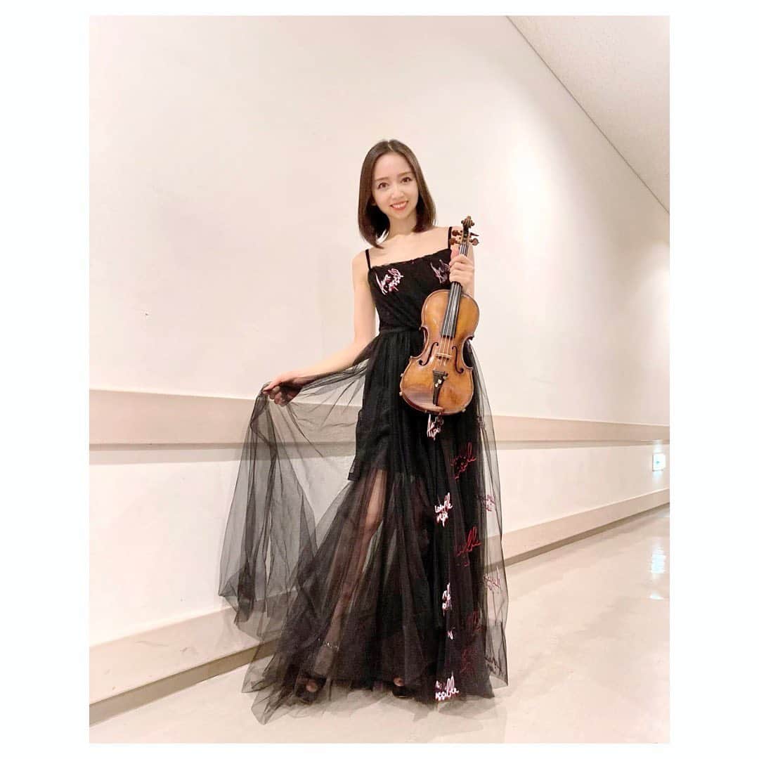 宮本笑里のインスタグラム：「東京・第一生命ホールまでお越し下さいました皆様、ありがとうございました…！  たくさんのお客様の拍手に心救われました。 関係者の皆様、そして、 ロー磨秀君の心強い演奏にも感謝です！  また笑顔でお会いできますように。 本当に、ありがとうございました☺️🤍  #東京 #ロー磨秀 #宮本笑里 #violinist #violin  #pianist #concert」