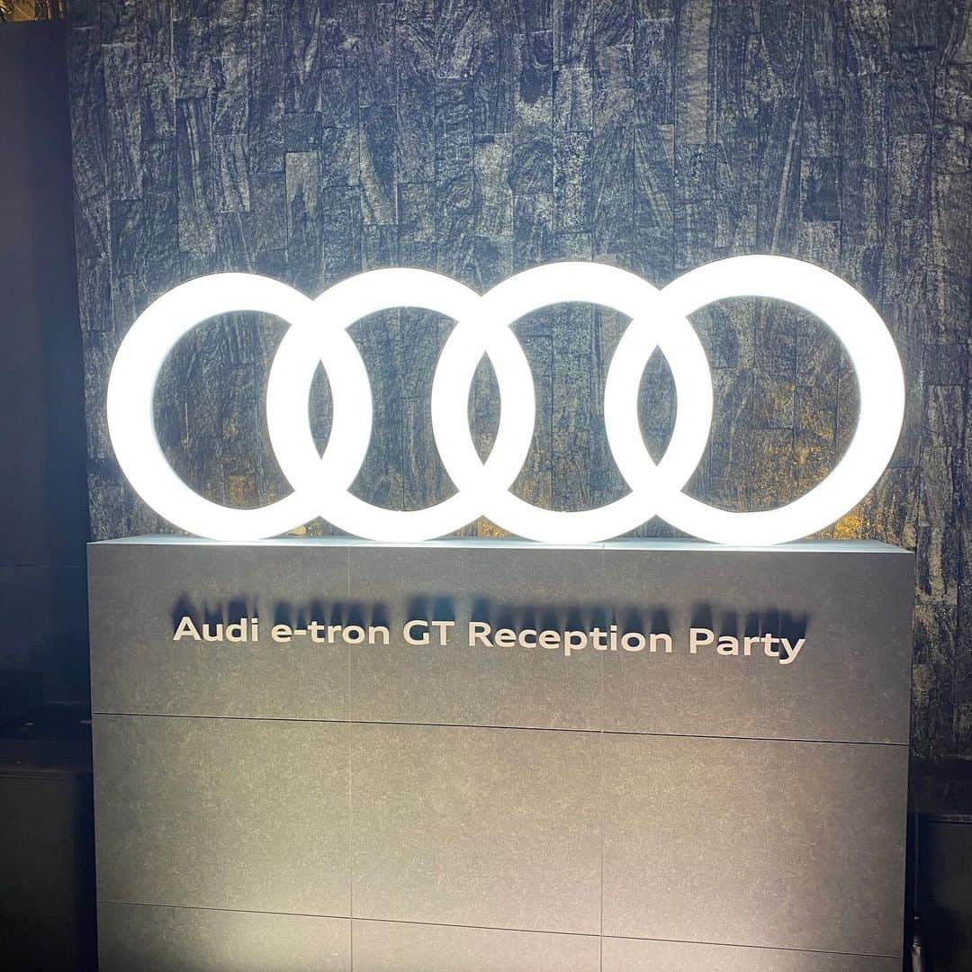 岩崎静羅さんのインスタグラム写真 - (岩崎静羅Instagram)「☺︎ Audi e-tronGT Reception Party アウディ最高峰の電気自動車✨ ひと昔前の感覚でいたから とにかく驚愕でした！ スポーツカーとなんら遜色ないボディや性能でいて、かつ リサイクル繊維を使用したりとサスティナビリティにもこだわる。。 もう【かっこいい】のひとこと以外見当たらない！！ 乗りたいなぁー！ 乗せてもらいたいなぁ♡のが正解か！笑  #Audi #etronGT #sastinability #電気自動車 #アウディ #car #車 #スポーツカー  #スポーツカー好きな人と繋がりたい」11月23日 19時08分 - seeeeiiiiraaaa