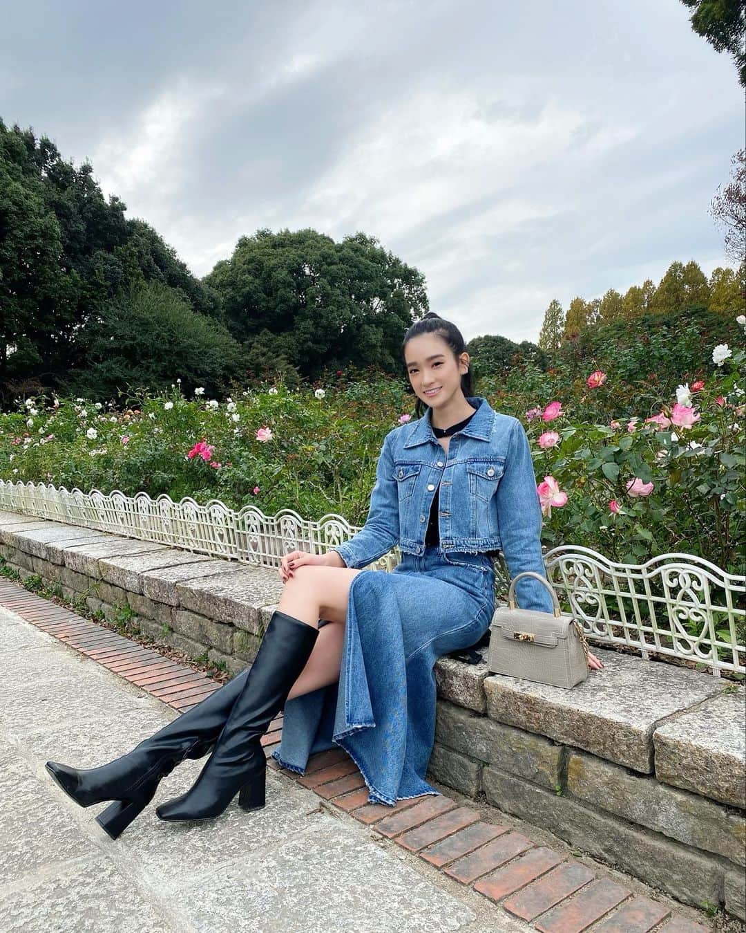 太田麻美のインスタグラム：「Denim code💙🦋  tops,bottom,bag...@darich_official  shoes... @eimyistoire_official   #denim #denimjacket #denimskirt #denimcode #outfit #ootd #code #coordinate #darich #eimyistoire #eimy #デニムコーデ #私服 #ダーリッチ #エイミー」