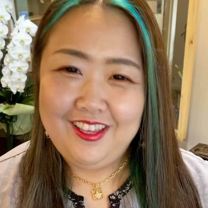 神林匠のインスタグラム：「YouTube見て下さい♪  お笑い芸人のどんぐりぱわーずのミナコさん来てくれました♪  ありがとうございました♪  再アップです！  ただいま、  髪庵ゆかしでは  完全のマンツーマンで  プライベート空間の施術をさせていただいています。  ご予約も前後のお客様と  被らないようにしております。  マスクを着用、消毒ハンドジェルを用意し  換気も充分にさせていただいております。  今この世の中  大変になっておりますが、  少しでも気持ちが  上へと向けるように  日々の暮らしが楽しく幸せになれるように  ヘアスタイルを  カッコよく、キレイに可愛くする  お手伝いができればと思います！  暗い気持ちを  一緒に吹き飛ばしていきませんか？？ ㅤㅤ  髪庵 ゆかし （かみあん ゆかし） 154-0015 東京都世田谷区桜新町1-11-4 フジヤビル2F です。 tel 0354268978 完全予約制 営業時間 ９時３０分〜２０時 田園都市線桜新町駅徒歩2分 桜新町駅の西口を出て頂き、ファミリーマートの前の横断歩道を渡って下さい。 KALDI coffee farm（カルディコーヒーファーム）を左手に位直進していくと、ガラス張りのパン屋さん(フジヤ本店)がありますので、そちらの2階になります。 注意:ペコちゃんのキャラクターの不二家さんとは別ですので、お気をつけ下さいませ。 ビルは淡い黄色の建物です。 ヘアスタイルで運命を変える。  @takumi_kanbayashi  @mi7kooooo #髪庵ゆかし #桜新町 #サザエさんの町 #二子玉川　 #神林匠  #ヘアスタイル  #美容室 #ハイライト  #三軒茶屋　#駒沢　#用賀 #ヘアスタイルで運命を変える  #YouTube  #サラサラヘアー  #ナチュラルハイライト  #アラサー #アラフォー #アラフィフ #大人ヘアスタイル  #お笑い #芸人 #大人ヘア #桜新町美容室 #大人可愛い   #どんぐりパワーズ　から　#どんぐりぱわーず　に改名  #お笑い芸人　#どんぐりぱわーずミナコ　#ぽちゃっこ　#ケアブリーチ」