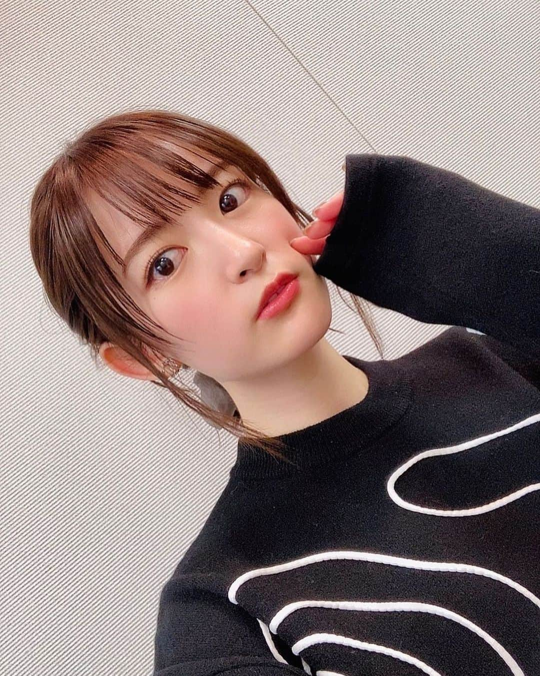 小松未可子さんのインスタグラム写真 - (小松未可子Instagram)「はいッ！ 取材！収録！撮影！デー！ ひとまず今日でひと段落かな？  作品をイメージして、ぐるぐるうずまき…🤭おっと 楽しい収録でした！詳細はまた後日！  このうずまきニット着たまま別現場に行ったら、共演者の方に目が回るアクションされました笑  たしかに！  こんらん！ わけも わからず じぶんを こうげきした！  そして思い出したように シャイニングパールの進捗具合ですが… 地下大洞窟が楽しすぎてまだジムバッジ1つです笑 ずっと探検してゲットしてカンカンしてる。早く進めなきゃ。  今日も街でクリスマスを見つけました。おすそわけ。しなくてもみんな見てるか！！ˉ̞̭ ( ›◡ु‹ ) ˄̻ ̊」11月23日 19時39分 - mikako_komatsu