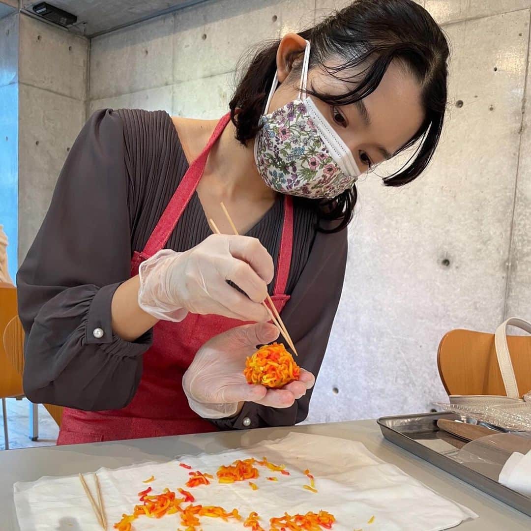 藤澤恵麻さんのインスタグラム写真 - (藤澤恵麻Instagram)「先日、代官山で開催されていた猿楽祭のワークショップ（和菓子作り）に参加してきました。  練りきり作りは初体験。 実際にやってみると、丁寧な手作業の工程がたくさんあり、普段いただく和菓子がこんなに手間をかけて生まれていることに感心しきり。  教室には和菓子作りに熱中する子供達の姿が。 娘達がもう少し大きくなったら一緒に参加したいなぁ  一つ一つ丹精込めて作られる和菓子の繊細な世界を垣間見られて、とても楽しい体験となりました。  #恵麻 #ema #和菓子 #教室 #和菓子教室 #和菓子作り #秋 #代官山 #猿楽祭」11月23日 20時02分 - ema_fujisawa_official