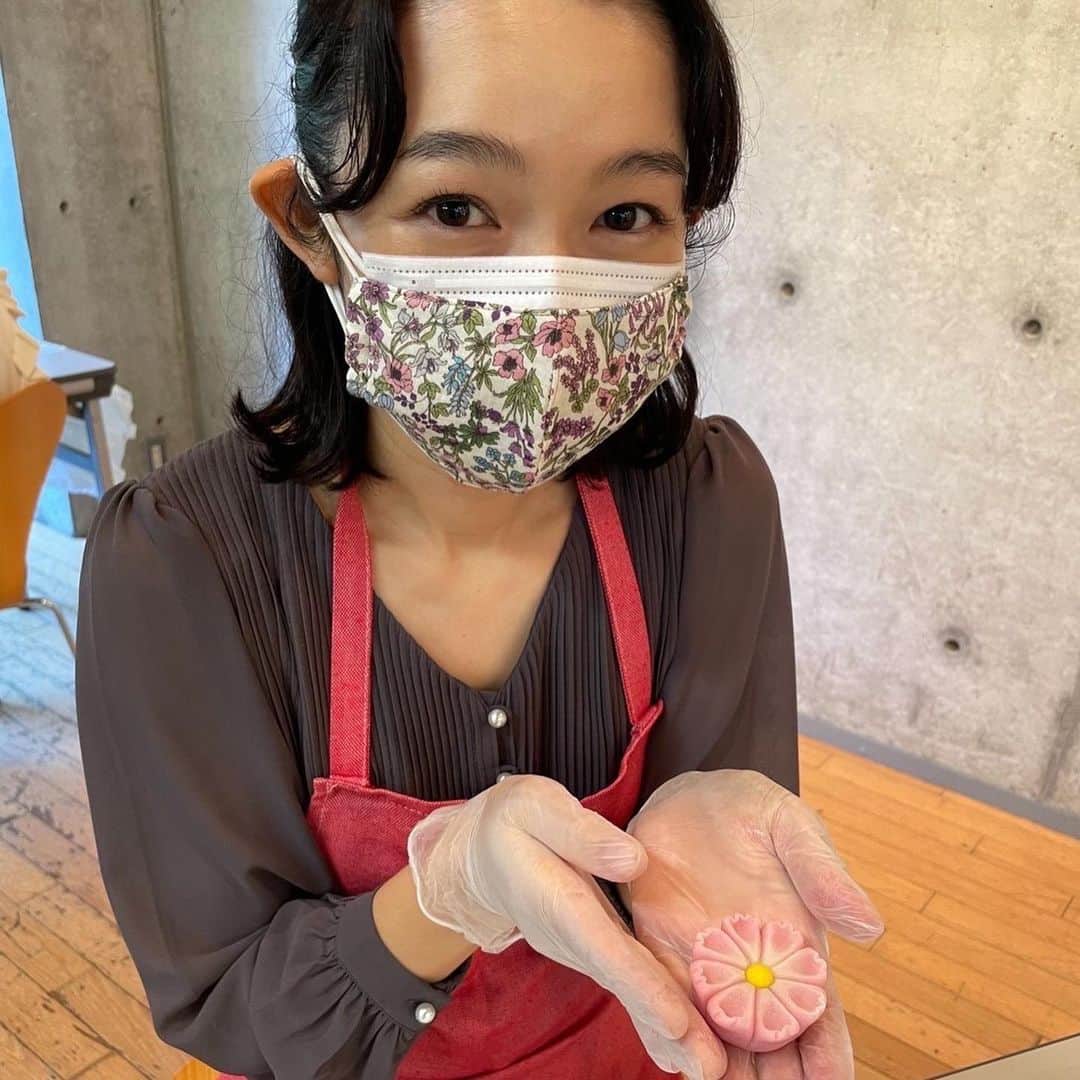 藤澤恵麻さんのインスタグラム写真 - (藤澤恵麻Instagram)「先日、代官山で開催されていた猿楽祭のワークショップ（和菓子作り）に参加してきました。  練りきり作りは初体験。 実際にやってみると、丁寧な手作業の工程がたくさんあり、普段いただく和菓子がこんなに手間をかけて生まれていることに感心しきり。  教室には和菓子作りに熱中する子供達の姿が。 娘達がもう少し大きくなったら一緒に参加したいなぁ  一つ一つ丹精込めて作られる和菓子の繊細な世界を垣間見られて、とても楽しい体験となりました。  #恵麻 #ema #和菓子 #教室 #和菓子教室 #和菓子作り #秋 #代官山 #猿楽祭」11月23日 20時02分 - ema_fujisawa_official