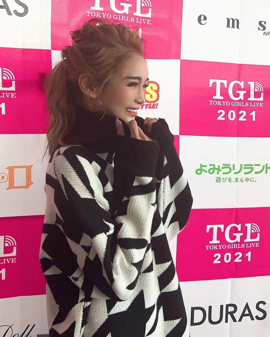 藤木そらさんのインスタグラム写真 - (藤木そらInstagram)「. .The Tokyo Girls Live Fashion Show is over ♥ ️ It was fun ✨❤️ . . .TGLファッションショー無事に終わりましたぁ🥺❗✨めちゃくちゃ楽しかったし、貴重な体験ができ新たな思い出を増やせて嬉しかったなぁ⤴︎⤴︎💕 @tokyo_girls_live ありがとうございました✨🌠🌠✨ . .やはりファッションショーは何回しても楽しぃなぁ(*ﾉﾉ)💕次はいつ出場できるのかなぁ〜☘️！ . .2ステージ出たんやけど、この衣装は @duras_official のだょ♥️ . . . . . . . . . . , ,#東京ガールズコレクション  #東京ガールズライブ2021  #ランウェイモデル  ファッションショー #fashionstyle  #ranwayaurora  #ヘアセット #ポニーテールアレンジ  #ニットコーデ  #バンツコーデ  #おしゃれ好き  #おしゃれさんと繋がりたい  #ギャルコーデ  #fashionblog  #スポンサー募集」11月23日 20時17分 - sorafujiki