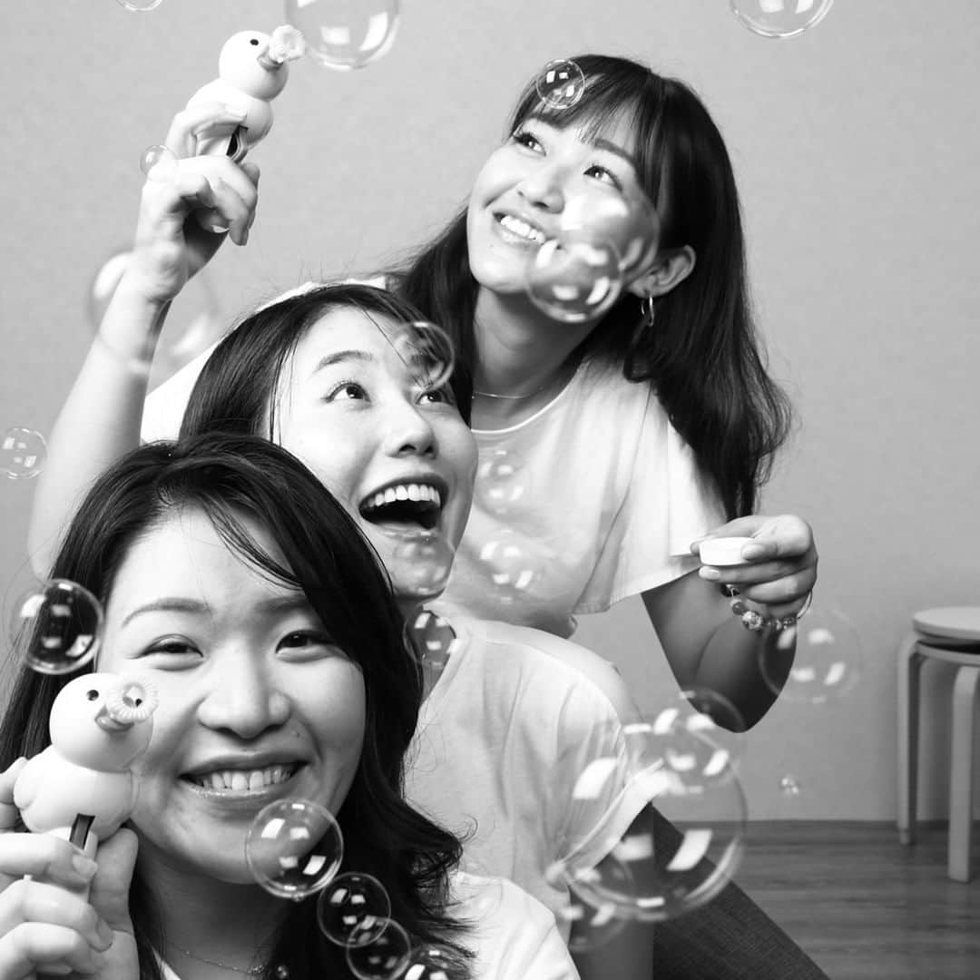 辻恵子のインスタグラム：「こんばんは★ セルフ写真館って行ったことある人～？？📸 . カメラマンさんが居なくて、遠隔でシャッターを押すんだけどさ、、 めちゃくちゃ良い！！！！ . 仲良い友達だけで撮るから終始爆笑。 そして気兼ねなく撮れるっていうのが最高♪ . これは那覇の国際通りにあるセルフ写真館❤️ . ━…━…━…━…━…━…━…━…━…━ 腸活✖食べ痩せ術の情報を発信中★ 個別栄養カウンセリング✖腸活イベント開催中！  概要はTOPのリンクから ↓ @tuji_keiko ━…━…━…━…━…━…━…━…━…━ #管理栄養士 #フリーランス #腸活 #福岡腸活 #福岡ファスティング #健康美 #セルフケア #インナービューティー #デトックス #美容栄養 #セルフ写真館 #シャボン玉 #写真撮影 #大親友 #食べ痩せ術  #ダイエット」