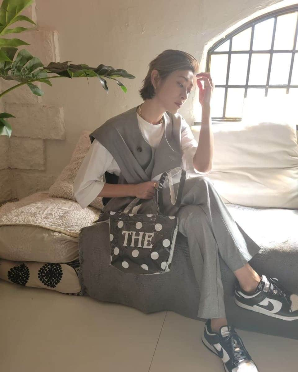 山田優さんのインスタグラム写真 - (山田優Instagram)「@the_weekend_hotel と コラボさせていただいた PVCバックのコーデ❤️  2パターン目☀️  これだけじゃ寒いので 上にロングコートでも MA1でも可愛いよねー😍  @ujoh.official のセットアップで メンズライクにして  ドットのバックで可愛さプラス☺️  @nike のスニーカーでカジュアルに！  こういうのもありね❤️  #theweekendhotel  #outfit  #yusoutfit  #ゆうのしふく #コラボ #pvcbag  #dot」11月23日 20時31分 - yu_yamada_