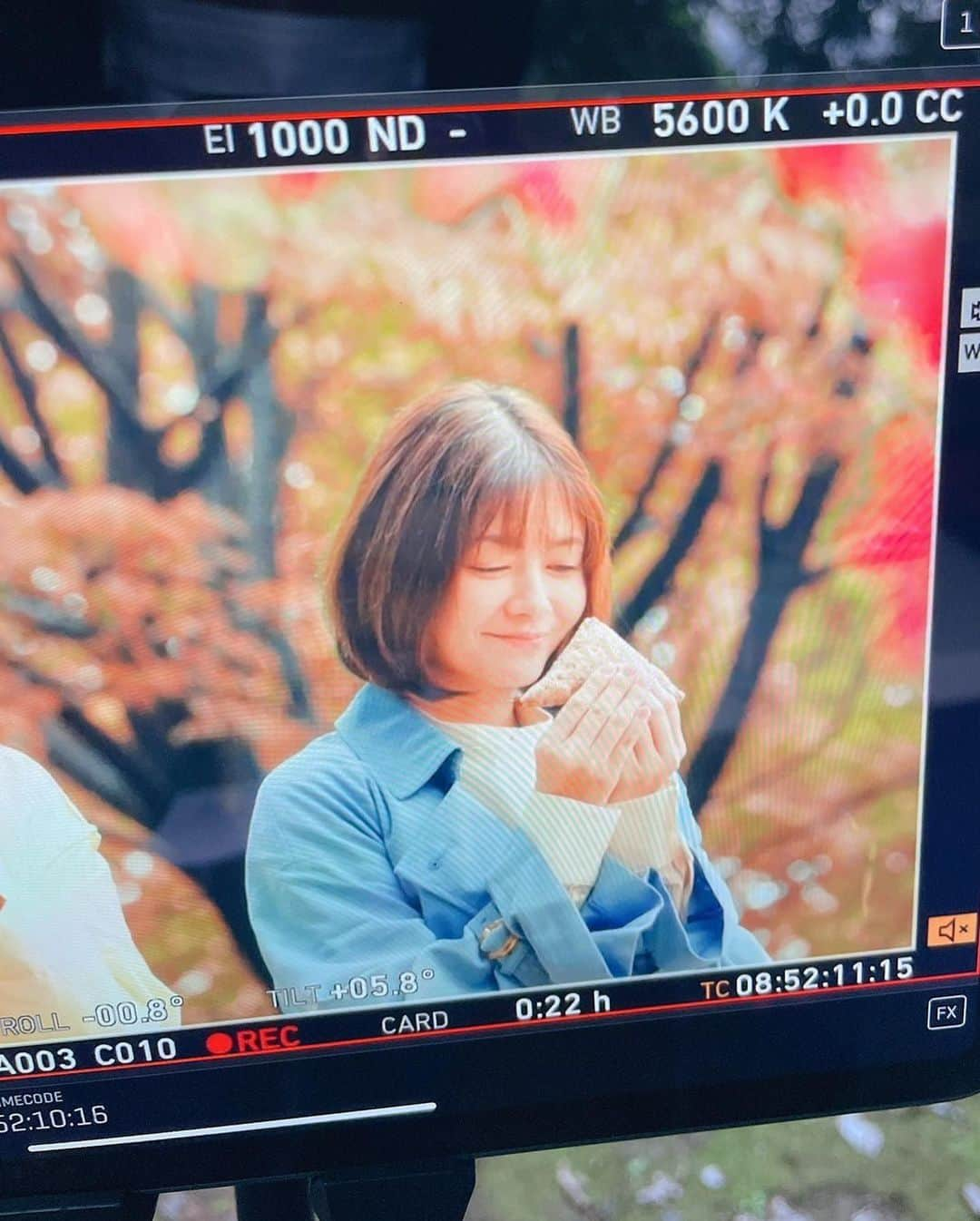 真木よう子さんのインスタグラム写真 - (真木よう子Instagram)「マクドナルドCMのオフショットです。 皆様から食べたよーと沢山のコメントをいただき、とても嬉しいです^ ^ 期間限定なのでどうぞお早めに❤️  Behind  the shooting scenes!  #マクドナルド #McDonald #三角チョコパイ #三角チョコパイクッキーアンドクリーム」11月23日 21時11分 - yokomaki_official