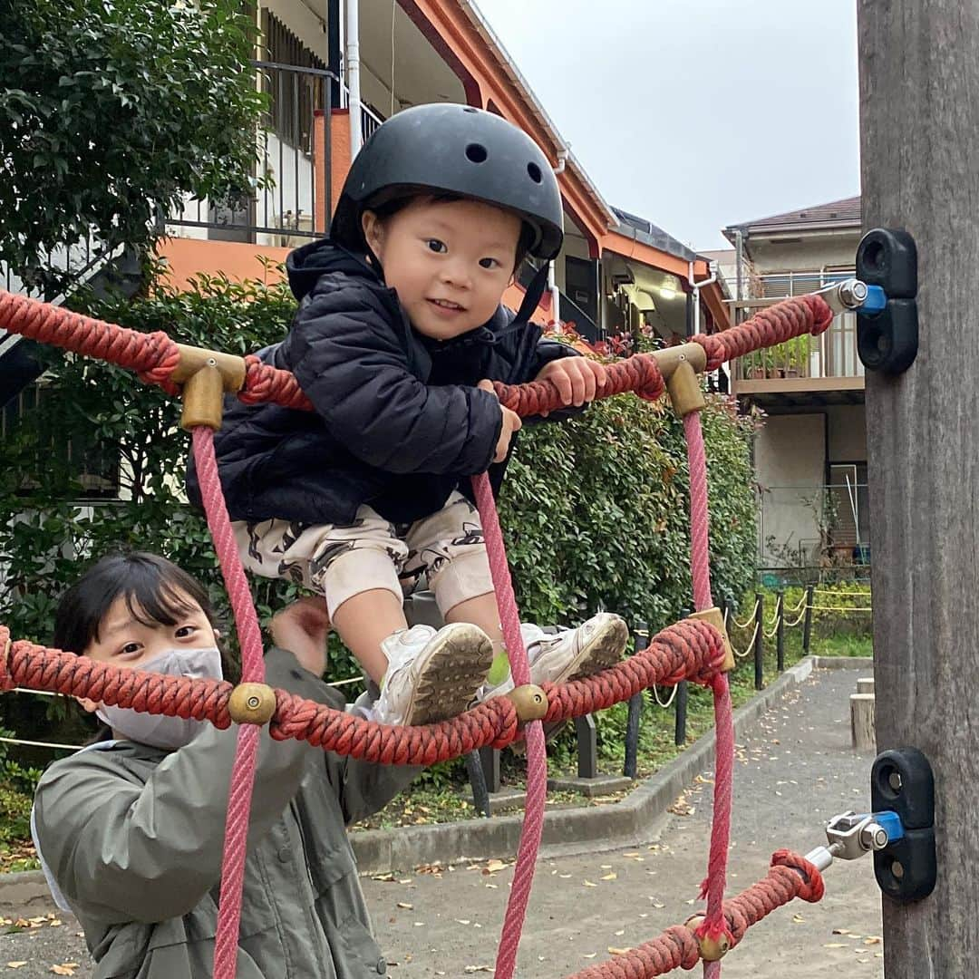 江原千鶴（エハラチヅル）さんのインスタグラム写真 - (江原千鶴（エハラチヅル）Instagram)「ブランコが1人で出来て嬉しそうだった〜！！ 最近ヘルメット気に入ってる❤️  #2歳11ヶ月  #うたくん成長記録」11月23日 21時20分 - eharachizuru