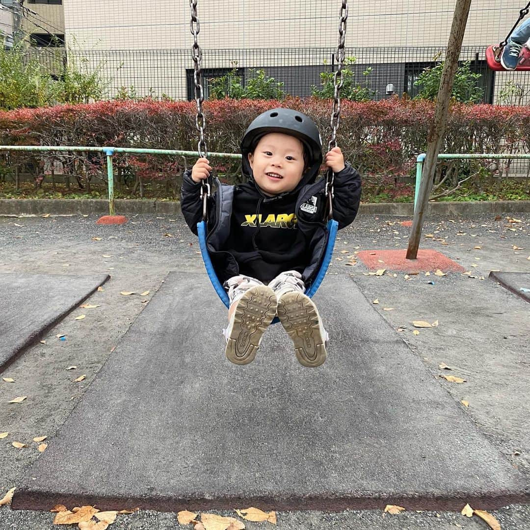 江原千鶴（エハラチヅル）さんのインスタグラム写真 - (江原千鶴（エハラチヅル）Instagram)「ブランコが1人で出来て嬉しそうだった〜！！ 最近ヘルメット気に入ってる❤️  #2歳11ヶ月  #うたくん成長記録」11月23日 21時20分 - eharachizuru