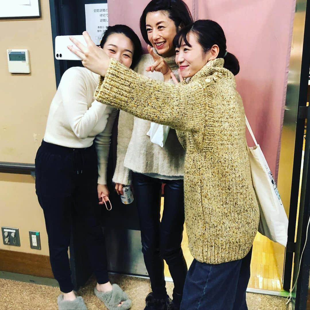 高岡早紀 さんのインスタグラム写真 - (高岡早紀 Instagram)「終演後のスリーショット。 をマネージャーが隠し撮り。 2公演やり切った〜  #舞台　＃愛するとき死するとき　#岡本夏美　#山崎薫」11月23日 21時14分 - saki_takaoka