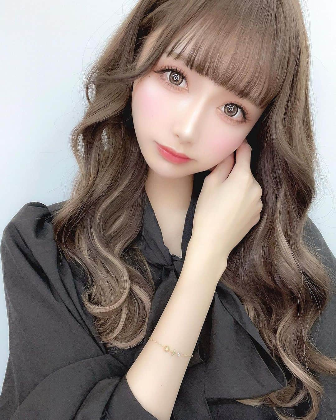 あやちゃんさんのインスタグラム写真 - (あやちゃんInstagram)「今日はカラーしてきたよお🖤✨ 最近は暗めハイライトぱっつんが安定☺️ @s4n5go_fi_ne ‪✂︎‬ありがとうございました✨ #ヘアカラー #アッシュグレー #グレージュ #アッシュグレージュ #ハイライトカラー #エクステハイライト #トレンドカラー #トレンドヘア #韓国ヘア #透明感カラー #大人スタイル #ヨシンモリ  #原宿美容室 #サロンモデル #サロモ #ウェーブ巻き #明治神宮前 #原宿 #表参道 #ダークグレージュ #インナーカラー #ぱっつん前髪」11月23日 21時42分 - aya.you.love.r