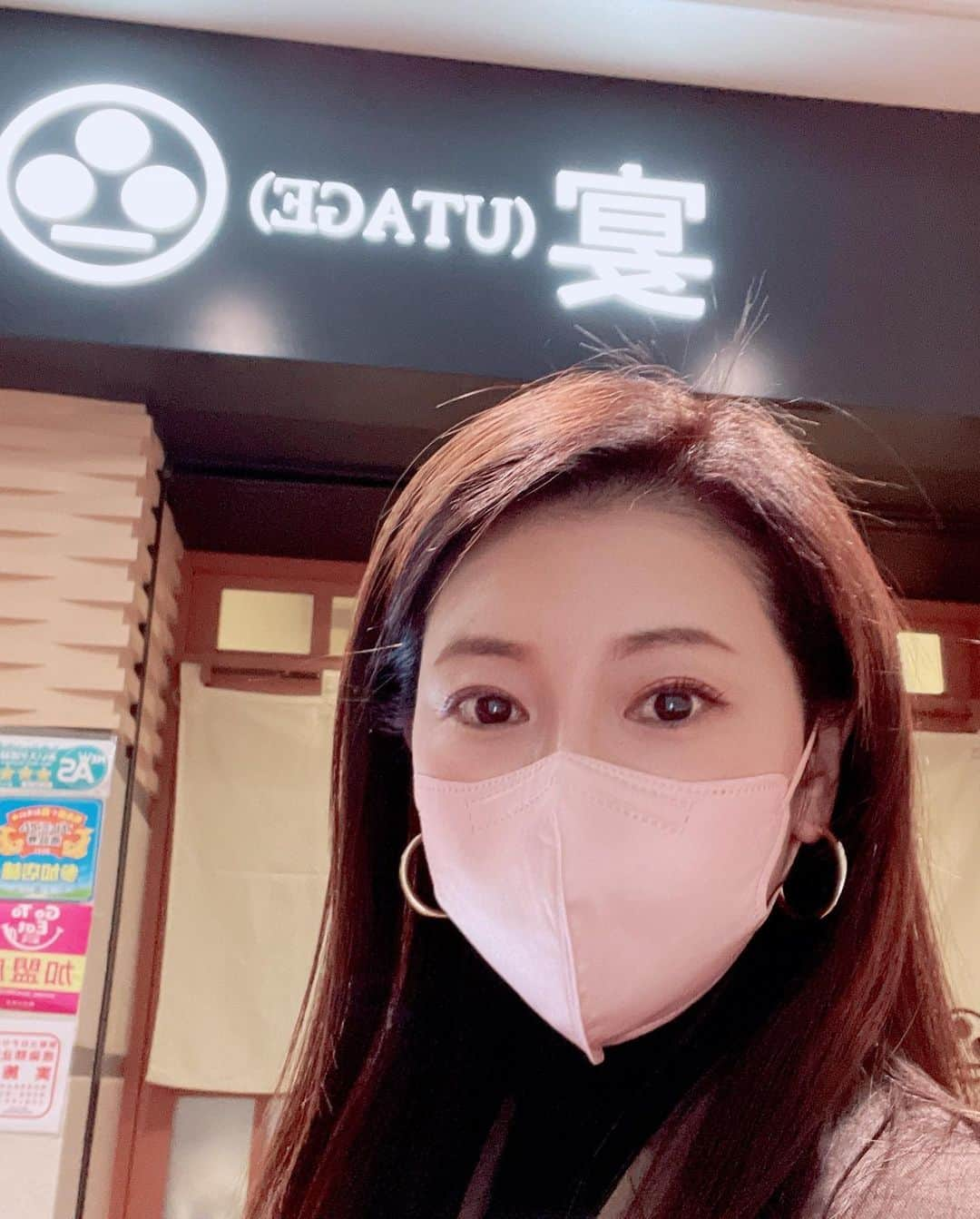 水谷雅子さんのインスタグラム写真 - (水谷雅子Instagram)「インスタライブ見に来て頂きありがとうございました😊💖 少し画面が暗かったですね。💧 今回もドキドキインスタライブでした。😆 あれから夕方はお迎えに名古屋駅まで行きましたので外食にしました。😋❤️ 夜の街中はイルミネーションが溢れていてテンション上がります。🎄✨✨✨  コメントの質問お答えしますね❣️ Ｑ.拭き取りシートはどちらのですか？ A.エチュードハウス　スンジョン　シカトナーパッド  Ｑセーターはどちらのですか？ A.ADAM ET ROPE'  Ｑシャンプーはどちらのですか？ Aエイトザタラソユー、スティーブンノル  Ｑファンデーションはどちらのですか？ Aシスレー　フィトタンヌード #インスタライブ#ありがとうございました #期間限定クリスマスセール #美容オイル#masakoビューティーオイル #簡単ハンドマッサージ#老化を緩やかに #美肌効果 #アンチエイジング  #保湿ケア #水谷雅子#水谷雅子beautybook50の私  #水谷雅子の美容の秘訣シリーズ」11月23日 21時48分 - mizutanimasako