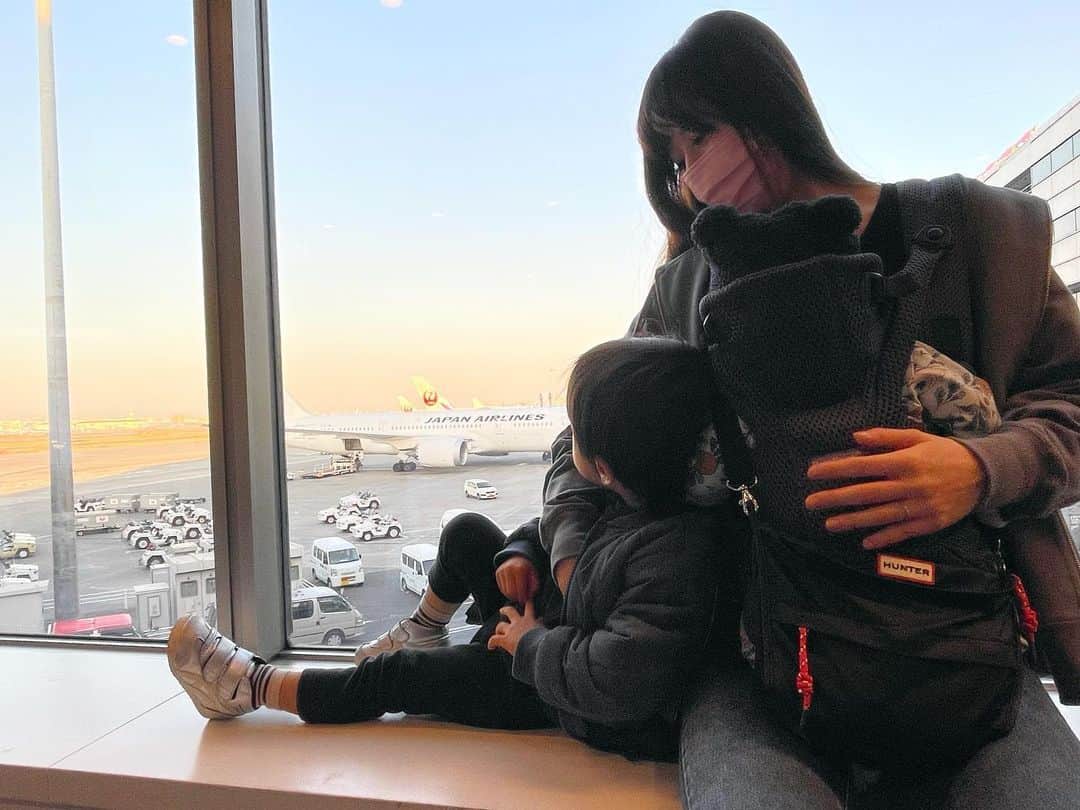 加藤未央のインスタグラム：「久しぶりの飛行機✈️  小さい怪獣さん2匹を連れての旅行はドキドキしましたが、終わってみればすごく楽しかった！♡  それにしても、子どもの着替えや荷物は十分なくらい持っていくのに、自分の着替えを忘れるという失態をおかしました😅ちなみに夫の靴下も詰め忘れた。笑 #家族旅行」