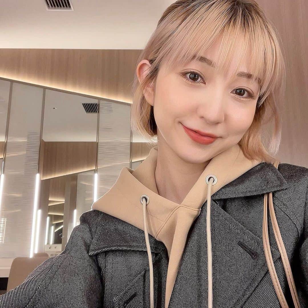 松尾 瞳のインスタグラム：「ピンク抜けた🤫💗  すべての髪色し尽くした感あるから もうしたい色がない、、👩🏼笑  次何色にしようね、、😮‍💨  #ヘアカラー問題」