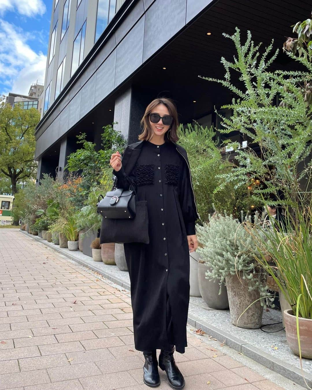 堀江直美さんのインスタグラム写真 - (堀江直美Instagram)「ALL BLACK！  ワンピース即日発送分フリー在庫出ました❤︎ 初夏にはロングカーデとしてお召し頂いても可愛い！シワにも強くシーズンレスで楽しめるのがヴィンテージサテンの魅力です🕊  ロングブーツのご予約ラストチャンス中です！！！！ @hiand_official   #HIAND#ハイアンド#chesty#チェスティ#hermes#hermesshoes#hermessneakers#エルメス#エルメススニーカー##wolfandrita#ウルフアンドリタ#タイニーコットンズ#大人カジュアル#モノトーンコーデ#pionunnal #ピオヌンナル#delvaux#delvauxbrillant#デルヴォー#デルヴォーバッグ#デルヴォーブリヨン#ブリヨン#ルーモア#デルヴォールーモア#hnHIAND」11月23日 22時12分 - naomiiiiiiiiiiii