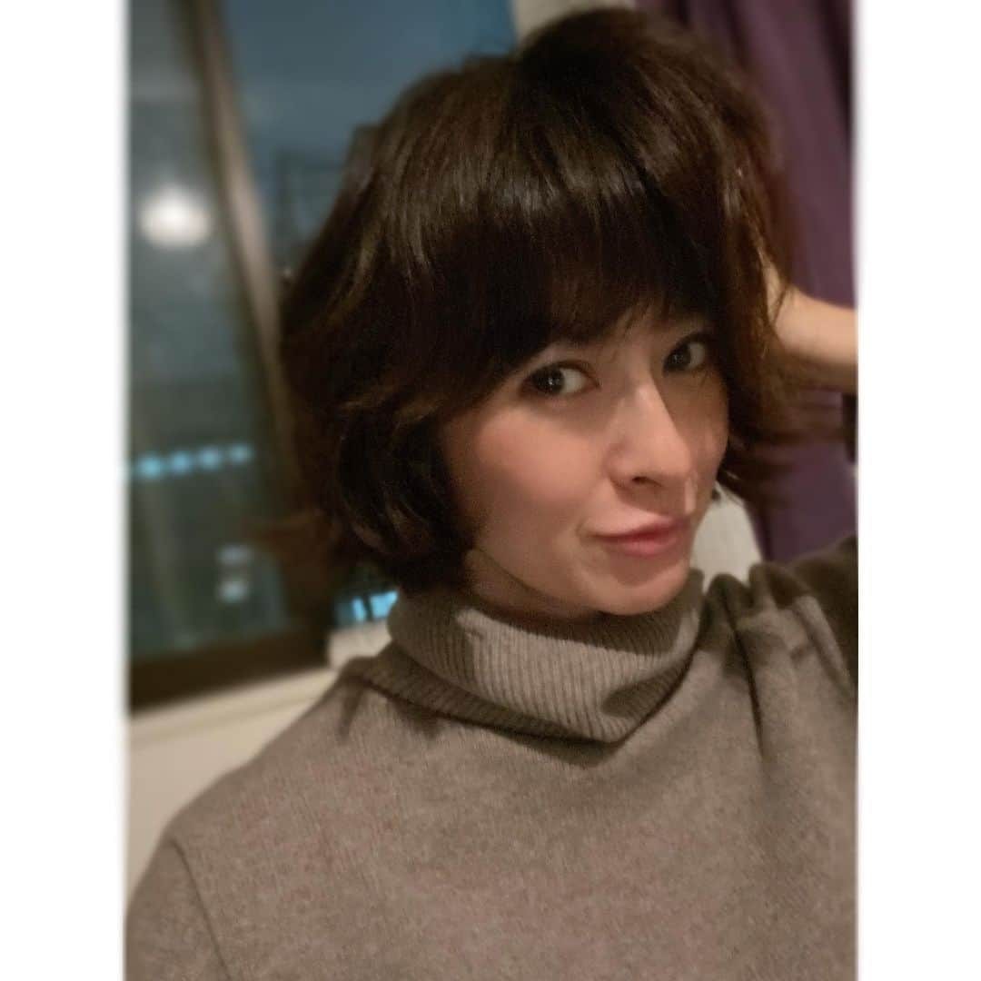 秋本祐希のインスタグラム：「パーマネントじゃないのよ。 #hairstyle #くせ毛 #パーマ かけた？とほぼ聞かれる 憧れの #ストレートヘア  クセが生きる日と散々な日の差よ😑」