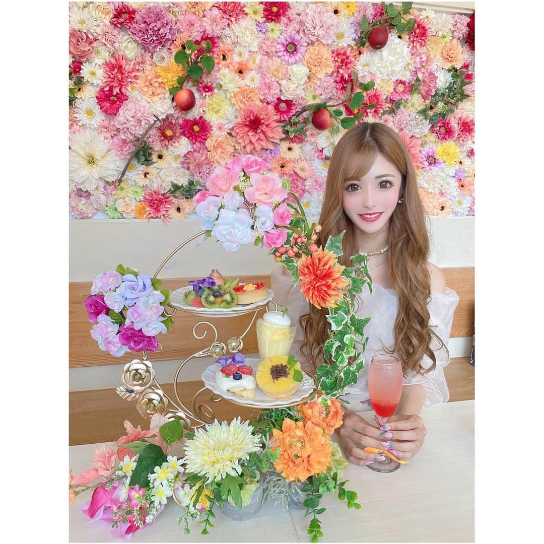 椿あいなさんのインスタグラム写真 - (椿あいなInstagram)「・ ・ お花のcafe🌸💐🌼 ・ ・ #アフティー #お花 #大阪 #cafe #女子会」11月23日 22時21分 - aina.915