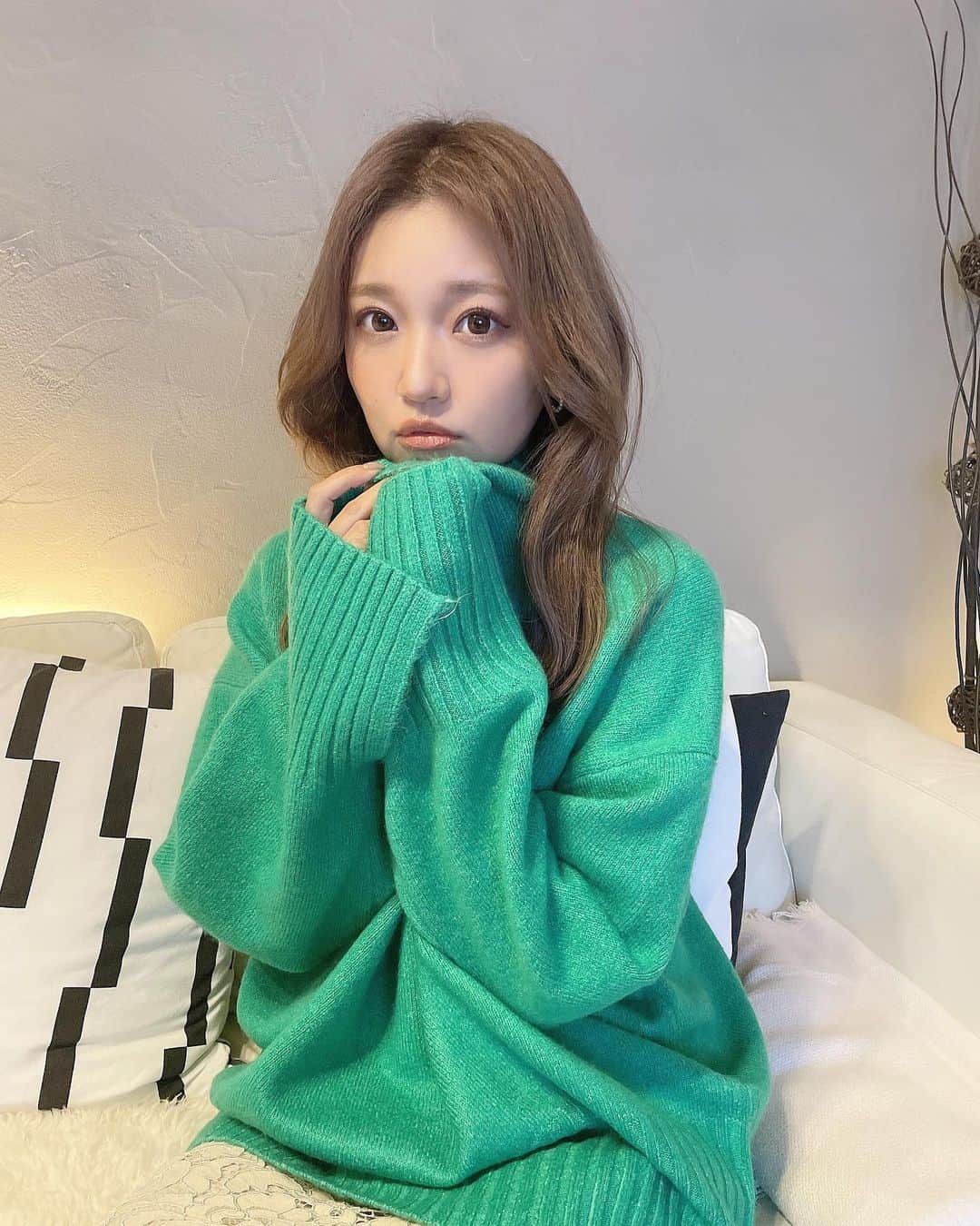 いっちゃん/嶋津 いつみのインスタグラム：「. . クローゼットの中が ベージュトーンのものばっかりやから 今年はカラー物に挑戦しようと思って 色んな色のニット集めてる🐯💚 . . . . グリーンも色んなグリーンあるけど これは明るく見えるし、 袖のデザインが可愛くてお気に入り🥳 . ちなみに @jeanasis_official  のだよー👚 . . . . あとはピンク💓と黄色💛とオレンジ🧡が届くの待ってる！ . . . .  #名古屋 #栄 #名駅  #いっちゃん  #フリーモデル  #いっちゃんコーデ #ブライダルモデル #アレンジモデル #ヘアカラー  #ヘアアレンジ #くしゃ顔  #フリーモデル #ドレスモデル #ダイエット  #치맥  #좋아요환영 #소통환영 #팔로우환영  #팔로미 #인친환영 #친구해요 #셀카 #셀피」