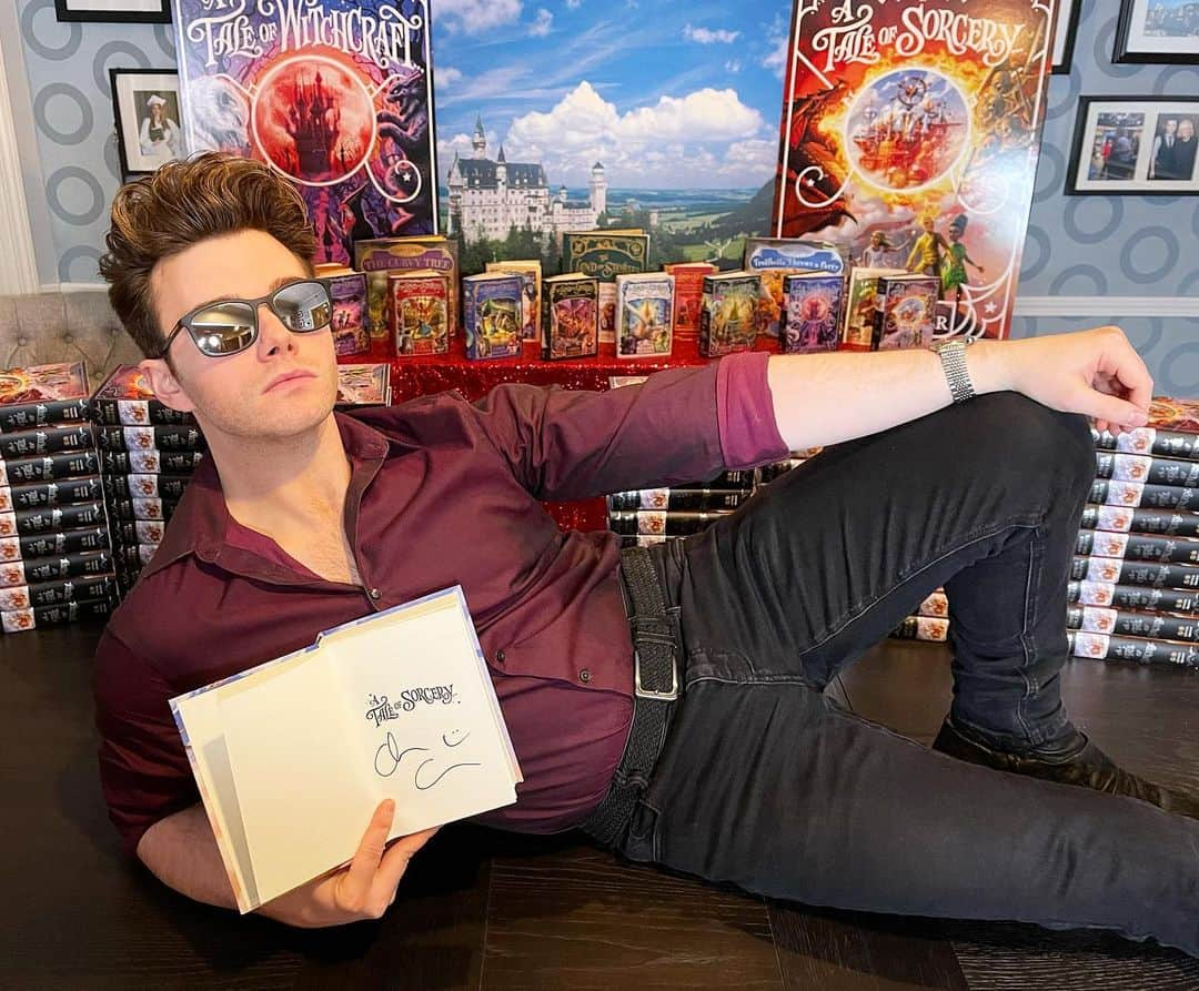 クリス・コルファーさんのインスタグラム写真 - (クリス・コルファーInstagram)「This #BlackFriday stop by your local @barnesandnoble for a signed copy of #ATaleOfSorcery! (Obnoxious author not included.) #BNSignedEditions #ATaleOfMagic #TheLandOfStories #GiftsForKids #HolidayShopping」11月23日 22時17分 - chriscolfer