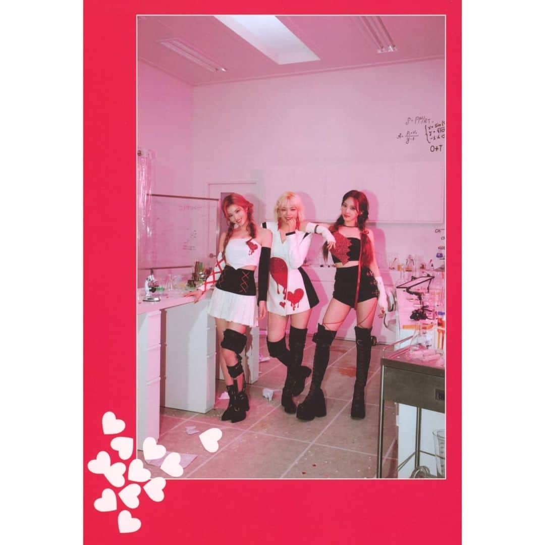 サナさんのインスタグラム写真 - (サナInstagram)「[SCAN] TWICE 3rd Full Album "Formula of Love: O+T=<3" - Break It Ver. . Cr. Njmsjmdct2 ーーーーーーーーーー Follow > @sana.twice.kr < . @twicetagram #TWICE#트와이스#ONCE#Sana#사나 #Nayeon#나연#Jeongyeon#정연#Momo#모모#Jihyo#지효#Mina#미나#Dahyun#다현#Chaeyoung#채영#Tzuyu#쯔위」11月23日 22時22分 - sana.twice.kr