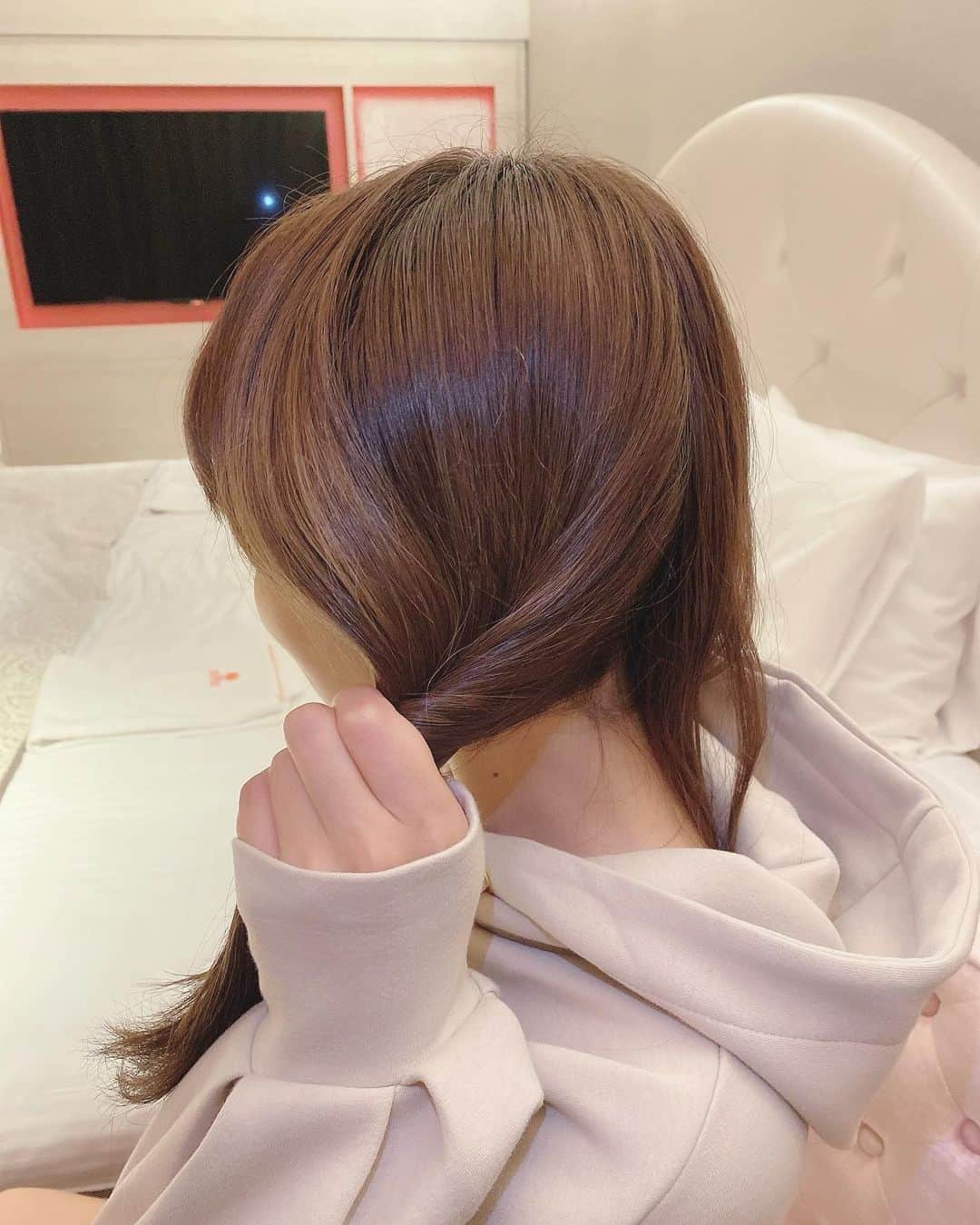 計良日向子（ひなひ）さんのインスタグラム写真 - (計良日向子（ひなひ）Instagram)「.⁡⁡⁡ .⁡⁡⁡ 最近のお家でのヘアケアについて🤍⁡⁡⁡ Essential　THE BEAUTYという⁡⁡⁡ 新シリーズ「髪のキメ美容シリーズ」が⁡⁡ 発売されたので⁡使ってみたよ(*´ω｀*)💕⁡⁡⁡ @essential_jp .⁡⁡⁡ .⁡⁡⁡ .⁡⁡⁡ .⁡⁡⁡ 熱スタイリングで形付けやすくて⁡⁡ スタイリングもしやすい！⁡ 仕上がりも綺麗に見えるの✨⁡⁡ ブリーチ髪でダメージが⁡⁡⁡ 気になってたんだけど、⁡⁡⁡ ヘアアレンジ中の手触りとか⁡⁡⁡ 扱いやすいところも🙆‍♀️💕⁡ .⁡⁡⁡ .⁡⁡⁡ .⁡⁡⁡ ⁡⁡ 毎月カラーしてる髪の毛も⁡⁡ 毛先まで指通りとぅるんに🤍⁡⁡ (写真はにぎったらハートのツヤが⁡⁡ できたところ🥺💕⁡ 髪の表面が乱れなく整った⁡ 「髪のキメがそろった状態」が⁡ キレイの鍵みたい🤍⁡ .⁡ .⁡⁡ .⁡⁡ 見た目も手触りもいい髪だと⁡ 毎日のヘアアレンジが楽しくなって⁡⁡ テンションが上がるよね♡⁡⁡ いくつかの美容誌で⁡ ベスコス取ってるみたいです！⁡ ⁡ .⁡⁡⁡ .⁡⁡⁡ .⁡⁡⁡ #髪のキメ美容シリーズ #キメハート #エッセンシャルザビューティ #ベスコス #エッセンシャル #AD」11月23日 22時27分 - kerahinako1105