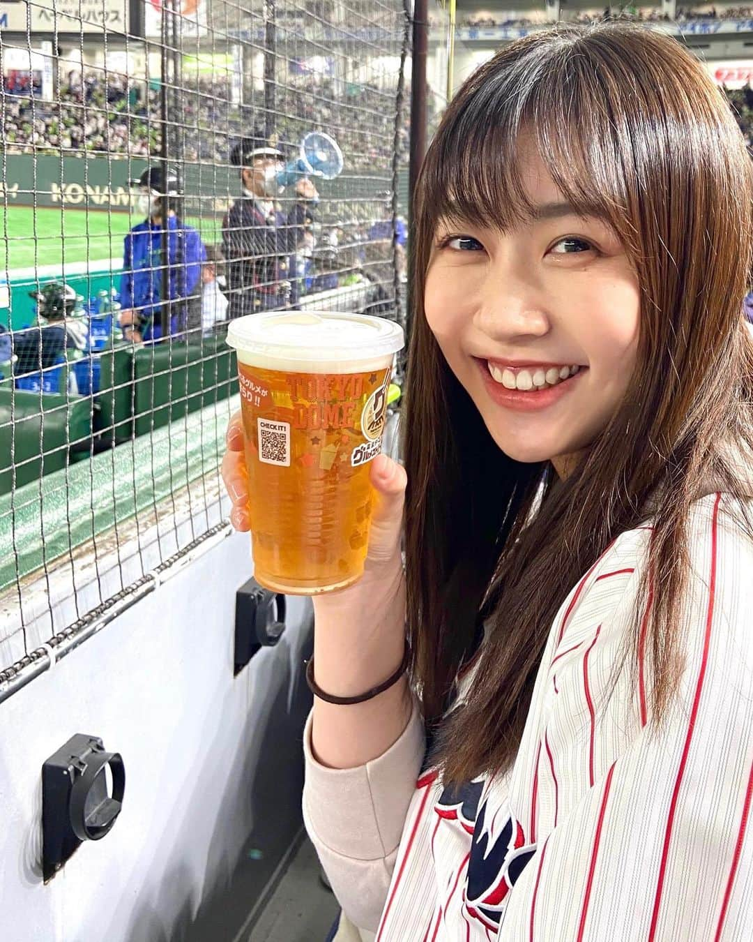 平野詩乃のインスタグラム：「日本シリーズ第3戦、現地すわほー✨ ついに、とうとう、球場ビールの念願が叶いました🍻 座席がまさかの最前列！！応燕たのしかった〜〜⚾️ #swallows #すわほー」