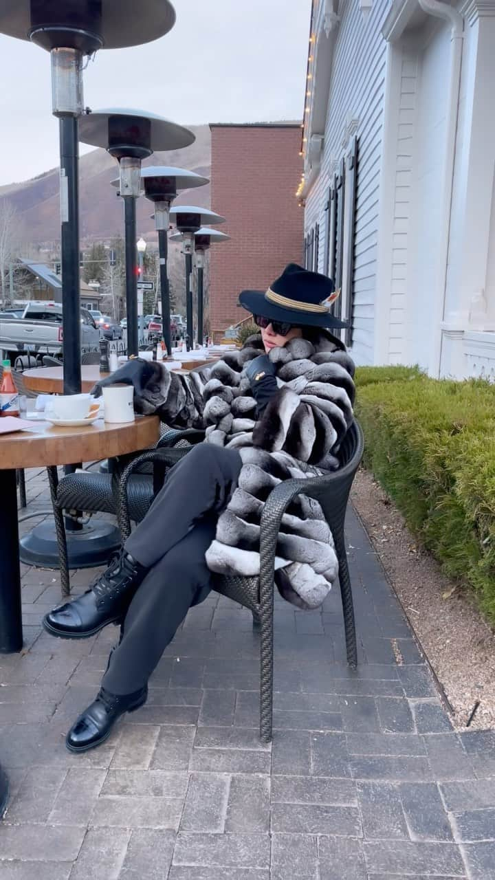 Syahriniのインスタグラム：「•  ~ Snow Flakes To Hot Chocolate ~  _______________ 𝓢𝓨𝓡 ______________  #PrincesSyahrini #Aspen_Colorado_November2021」