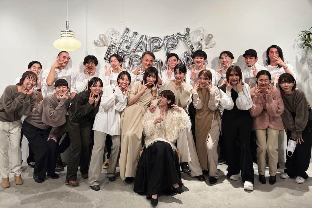 松本恵奈さんのインスタグラム写真 - (松本恵奈Instagram)「お誕生日会の最後に撮った集合写真♡みんないい笑顔ですごくいい写真だから現像して会社に飾るんだ😊👍🏻 最後に変なTシャツ着た集合写真も載せとくね。笑 これ、毎年恒例みたいです😂  @clanedesign #clane #チームclane」11月23日 22時43分 - ena1123