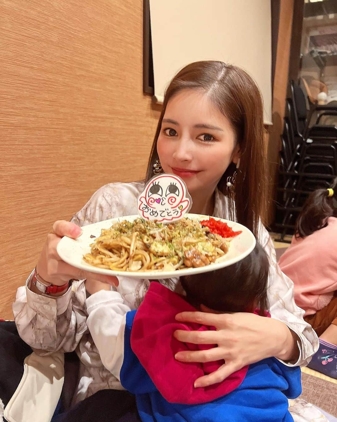 得あゆさんのインスタグラム写真 - (得あゆInstagram)「富山の実家に1年ぶり？に帰れました🥲💓 お父さんお母さん、姉や弟たちにも 初めて👶🏻を会わせてあげられました。  そしたら！まさかの実家は 今絶賛リノベーション中。 工事真っ最中だしってことで👶🏻いるから 近くの宿泊まったり、 五箇山⛰にみんなで泊まったりしました🍁 お父さんは来なかった(超ウルトラ自由人)  1〜5枚目→キッチンは完成してた！✨ 私がはしゃいでる写真😂 まりちゃん(母)の好みを詰め込んだらしい🤍 TOTOの最新のシンク、 掃除がしやすそうでいいな！ まりちゃん良かったね〜🥰笑  6.7枚目→ ちゃんとした(笑)木のダイニングテーブル、 大好きなボードゲーム♟️がやりやすくて 欲しくなった。笑 (ボードゲーム好きなくせに弱いです。)  8.9枚目→ 昔から変わらない地元の味。🥟🐙 帰ってきたら絶対食べたい2選。笑 みんなもそうゆうの、あるよね〜？？？  10枚目→ まだ一階の一部だけ工事中だったから 次帰ってきた時楽しみ🥰  なんか…実家のみんなに会ったら 底なしのパワーを感じて🥲✨✨✨ 本当に元気もらいました。 小さな悩みとか吹っ飛んでいった。 本当にありがとう🥺💓大好きだ💓  私の着てるニットは　@grl_official 🤍 1400円くらいだったかな？！ アームウォーマーみたいなデザインのニット 探してて見つけたからgetした💓  (ストーリーに載せてるみたいなくだらない文章 珍しく投稿にも残してみたら長文になりました。 おやすみなさい) ・ ・ ・ ・ ・ ・ ・ ・ ・ ・ ・ #グレイル#グレイルコーデ#grl#grl購入品  #キッチン#キッチン収納#カウンターキッチン#実家#富山#田舎#北陸#地元#リノベーション#ダイニングテーブル#家具屋#toto#シンク#子育てママ#主婦#ママコーデ#ママファッション#おうち#おうちごはん#おうちカフェ#ニット#リノベーション住宅#renovation#kitchendesign#kitchenremodel#counter」11月23日 22時43分 - tokuayu819