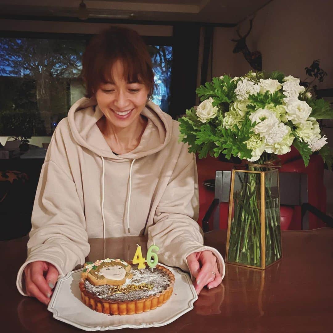 畑野ひろ子のインスタグラム：「46歳になりました🥰 50歳までにやりたい事を、ひとつづつこなしていけたらと思っております。 時間を大切に、でも焦らず😅 肩の力を出来るだけ抜いて😅 なかなか難しい事ですが、私の大きな課題です。 皆様、これからも、どうぞよろしくお願い致します🙏🥰 #thankyou」