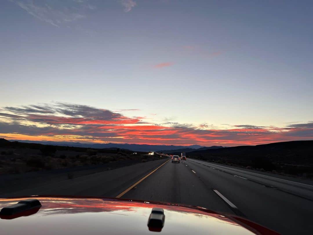 竹中雄大さんのインスタグラム写真 - (竹中雄大Instagram)「Las Vegas → Los Angels 🚘☀️ 自然はたくさん心を癒してくれました。 気分はカウボーイ🤠  Nature has healed my heart a lot. I feel like a cowboy🤠.  #lasvegas #losangeles  #sun #sunset #usa #drive  #毎日ご飯食べすぎて #もう太った気がする  #そろそろ気をつけねば  #みんなニューシングルと #DVDとBlu_ray明日発売です #よろしくお願いします」11月23日 22時59分 - yudai_vo