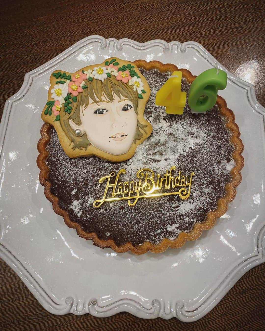 畑野ひろ子のインスタグラム：「娘達が、作ってくれた誕生日ケーキ🎂 ママの大好きなチョコレートのタルト🍫 先日、 @hira833 に貰ったアイシングクッキーを飾ってくれました💛 そしていつの間にか、準備してくれていた娘2人からのプレゼントにも感動😭❤️ とっても良い香りのフレグランスは、車で使おうかな🚘 いつもありがとう💛💛💛🥰 ブーケは、昨日の市場で花材を仕入れて組んでみました☺️💐」